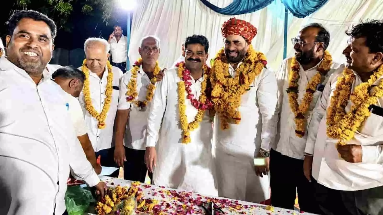 बारां में जन्मदिन समारोह के दौरान फूलों की माला और साफा पहने कांग्रेस नेता जाकिर मंसूरी सहयोगियों के साथ।