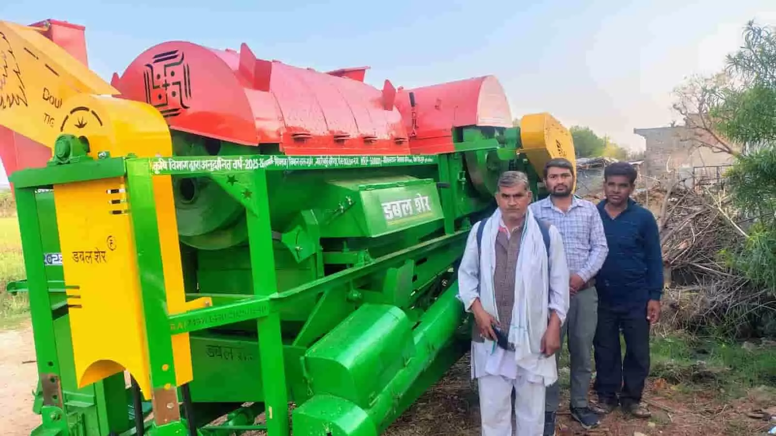 तस्वीर में कृषि यंत्रीकरण योजना के तहत खरीदे गए मल्टीक्रॉप थ्रेसर के पास खड़े ग्रामीण पुरुष दिख रहे हैं। तस्वीर में कृषि यंत्रीकरण योजना के तहत खरीदे गए मल्टीक्रॉप थ्रेसर के पास खड़े ग्रामीण पुरुष दिख रहे हैं।