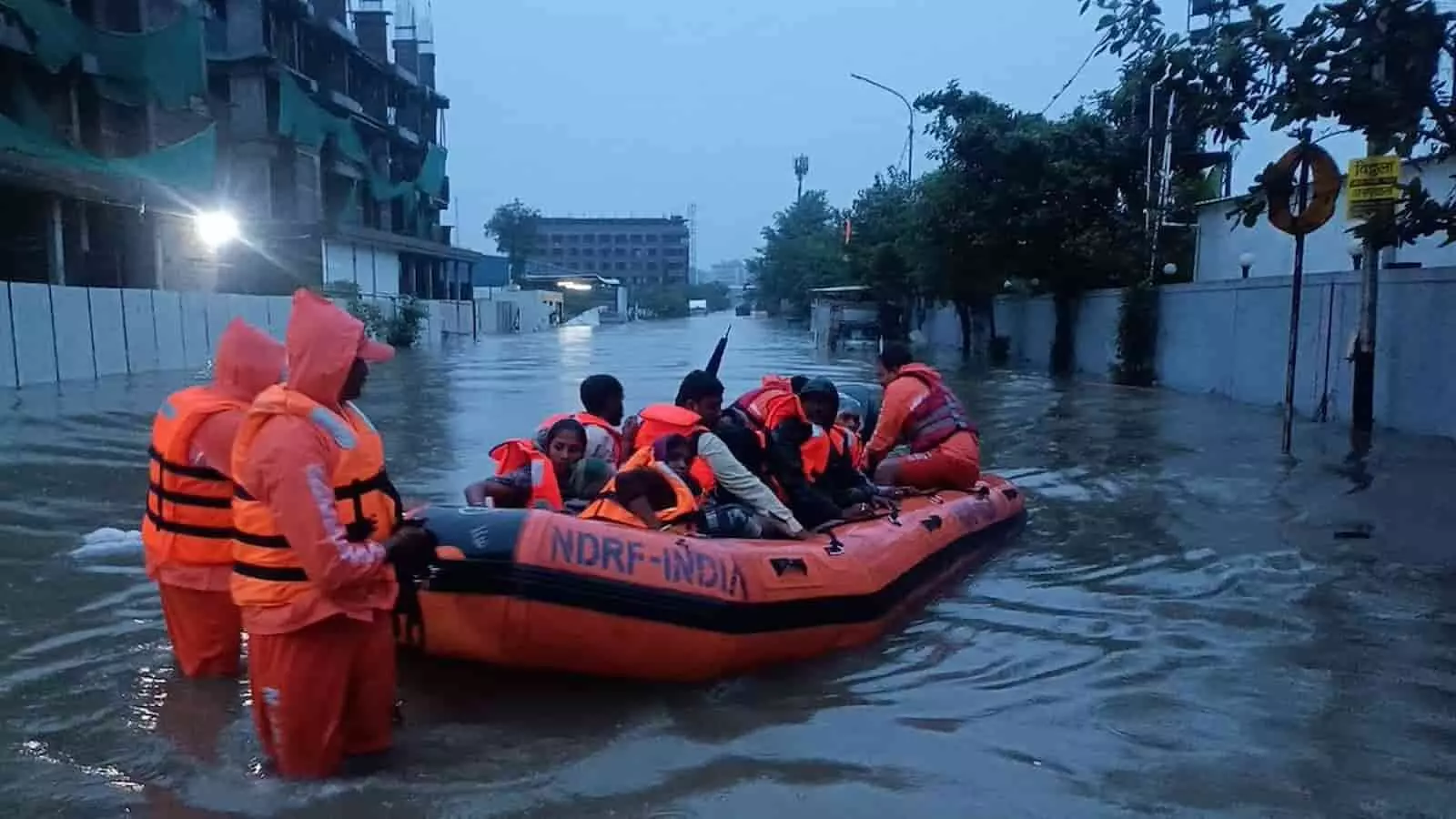 सूरत में एनडीआरएफ के जवान नाव से स्थानीय लोगों को सुरक्षित निकालते हुए। सूरत में एनडीआरएफ के जवान नाव से स्थानीय लोगों को सुरक्षित निकालते हुए।