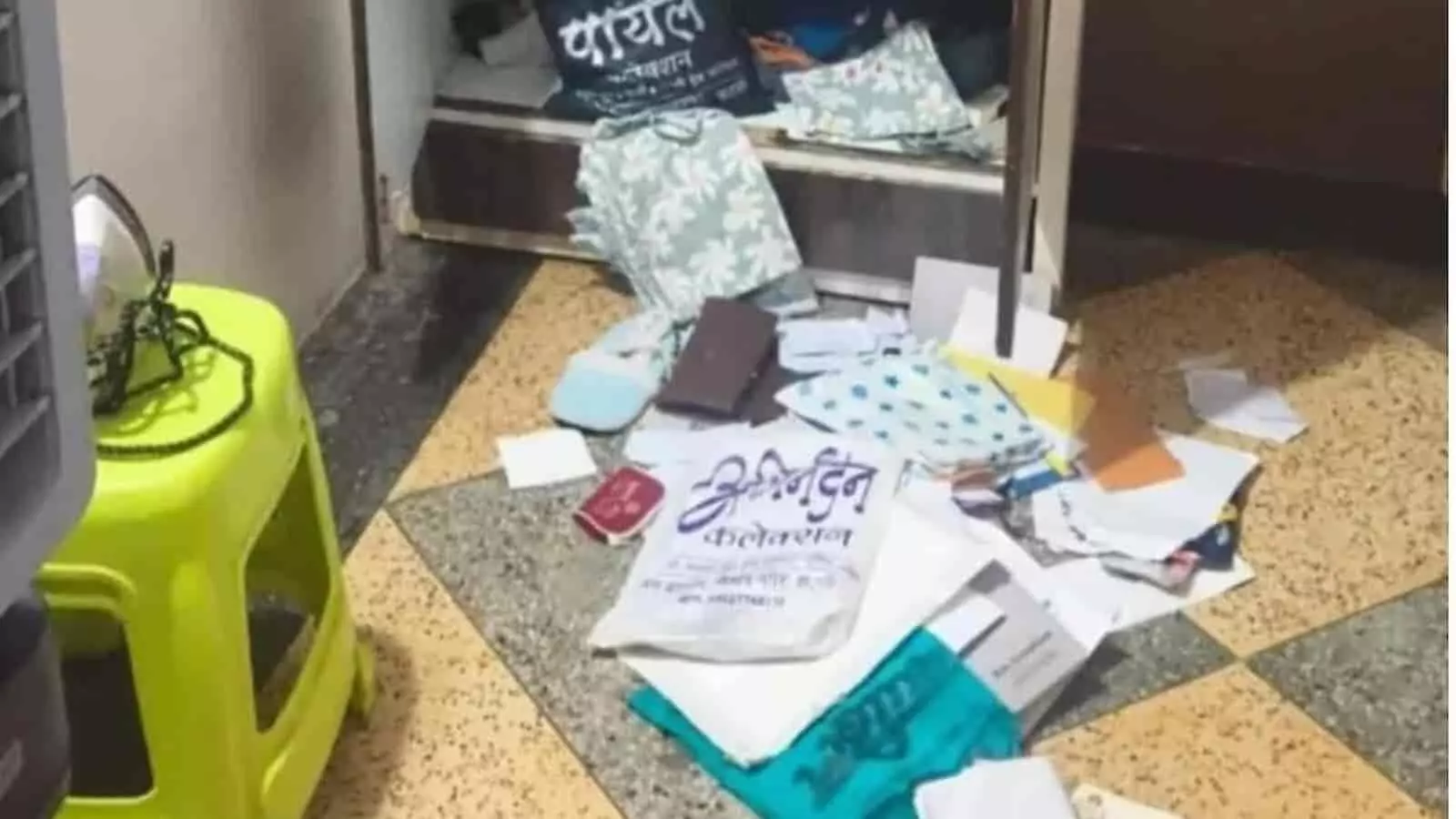 तस्वीर में चोरी की वारदात के बाद कमरे के फर्श पर बिखरा हुआ सामान और कपड़े दिख रहे हैं। तस्वीर में चोरी की वारदात के बाद कमरे के फर्श पर बिखरा हुआ सामान और कपड़े दिख रहे हैं।