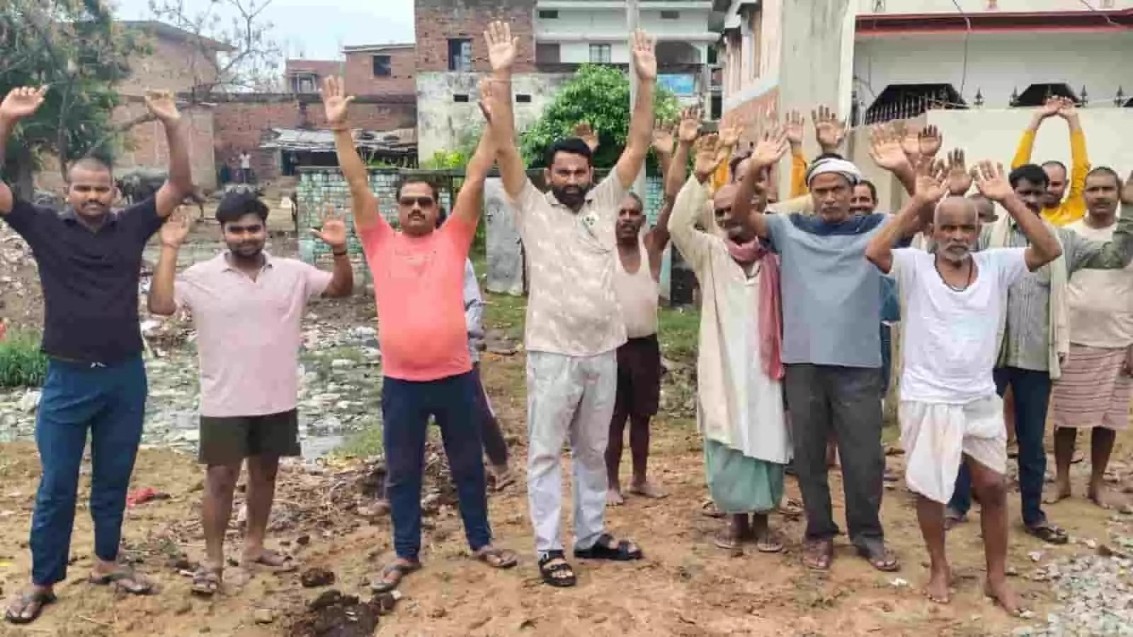 तस्वीर में चंदौली के शिवनाथपुर गांव के कई पुरुष ग्रामीण खुले मैदान में खड़े होकर हाथ उठाकर प्रदर्शन कर रहे हैं। तस्वीर में चंदौली के शिवनाथपुर गांव के कई पुरुष ग्रामीण खुले मैदान में खड़े होकर हाथ उठाकर प्रदर्शन कर रहे हैं।