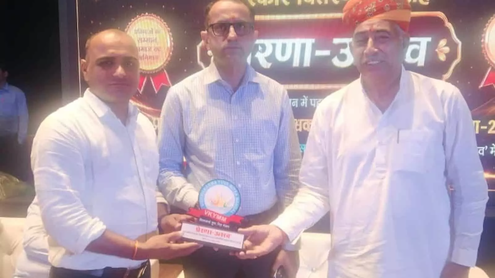 तस्वीर में जयपुर के प्रेरणा उत्सव मंच पर कैलाश जांगिड़ चैंटोली को स्मृति चिह्न सौंपते अतिथि। तस्वीर में जयपुर के प्रेरणा उत्सव मंच पर कैलाश जांगिड़ चैंटोली को स्मृति चिह्न सौंपते अतिथि।