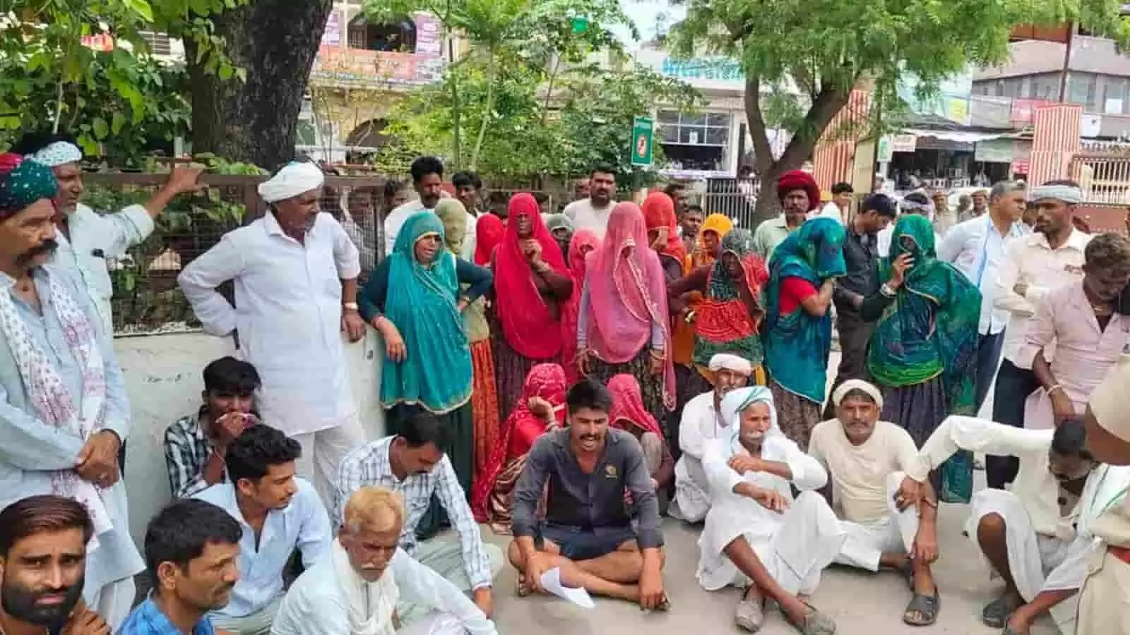 कलेक्ट्रेट परिसर में बड़ी संख्या में एकत्रित होकर प्रदर्शन करते हुए ग्रामीण और परिजन। कलेक्ट्रेट परिसर में बड़ी संख्या में एकत्रित होकर प्रदर्शन करते हुए ग्रामीण और परिजन।