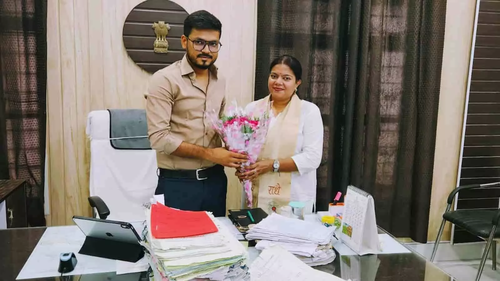 तस्वीर में डीग उपखंड अधिकारी अमित कुमार मीणा को गुलदस्ता भेंट करतीं एडवोकेट श्वेता यादव।