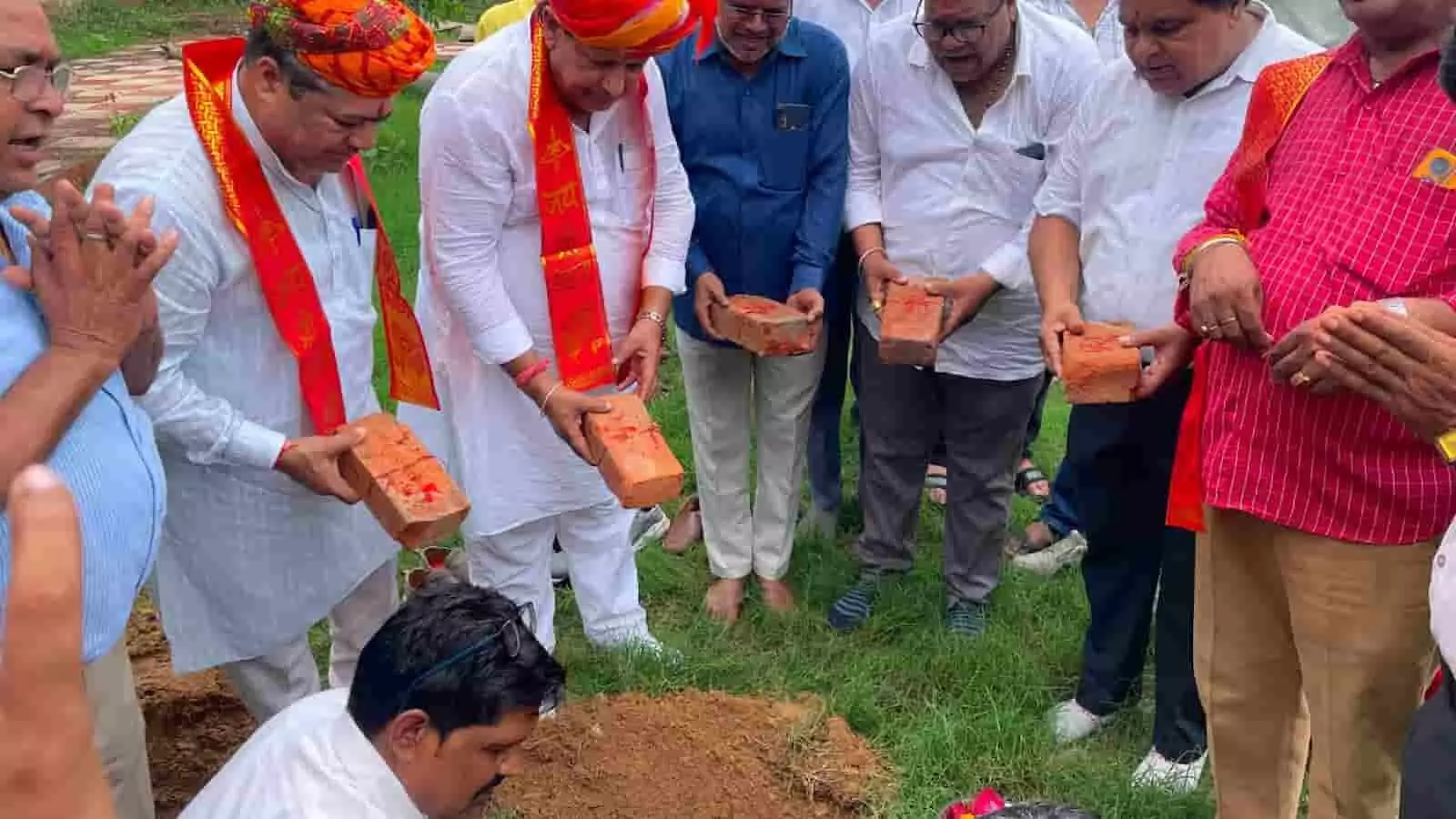 तस्वीर में श्याम मंदिर परिसर में जनप्रतिनिधि और पदाधिकारी भूमि पूजन के दौरान शिलान्यास करते हुए। तस्वीर में श्याम मंदिर परिसर में जनप्रतिनिधि और पदाधिकारी भूमि पूजन के दौरान शिलान्यास करते हुए।