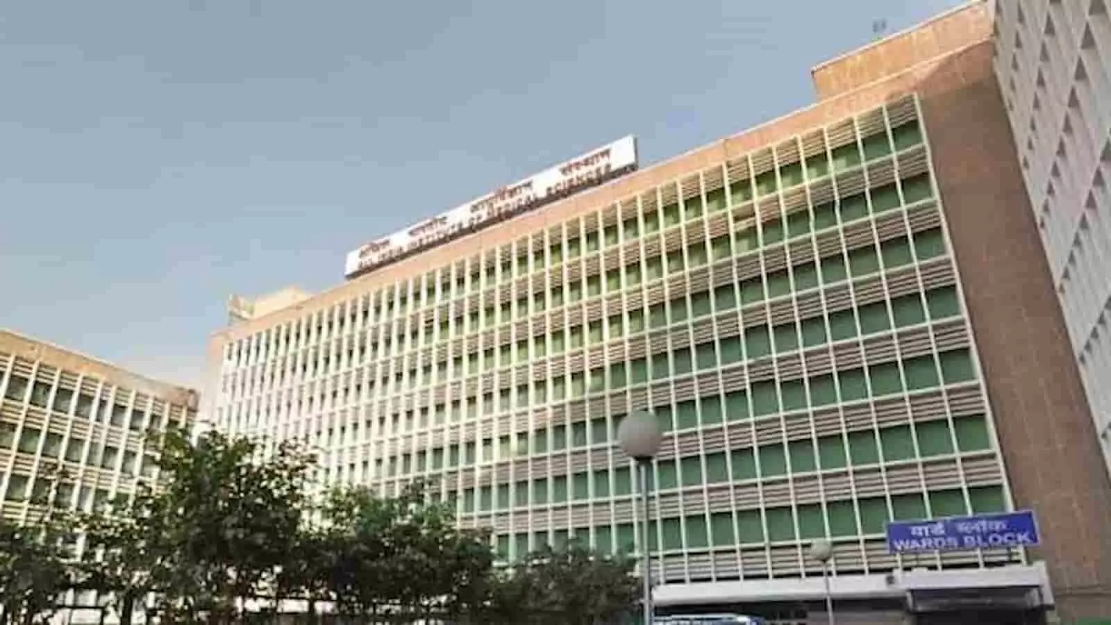 तस्वीर में दिल्ली स्थित एम्स का मुख्य अस्पताल भवन और परिसर दिखाई दे रहा है। तस्वीर में दिल्ली स्थित एम्स का मुख्य अस्पताल भवन और परिसर दिखाई दे रहा है।