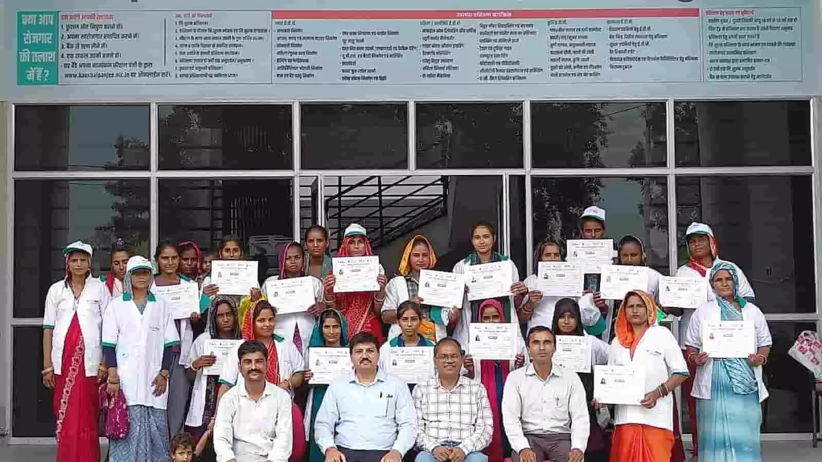 तस्वीर में बड़ौदा आरसेटी संस्थान के बाहर अधिकारी और महिला प्रशिक्षणार्थी प्रमाण पत्र के साथ दिख रहे हैं। तस्वीर में बड़ौदा आरसेटी संस्थान के बाहर अधिकारी और महिला प्रशिक्षणार्थी प्रमाण पत्र के साथ दिख रहे हैं।