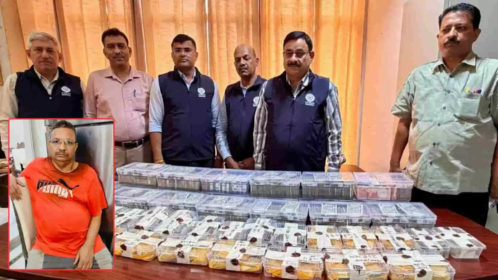 लखनऊ में विजिलेंस अधिकारी मेज पर रखी बरामद नकदी और सामान के साथ खड़े हैं। लखनऊ में विजिलेंस अधिकारी मेज पर रखी बरामद नकदी और सामान के साथ खड़े हैं।