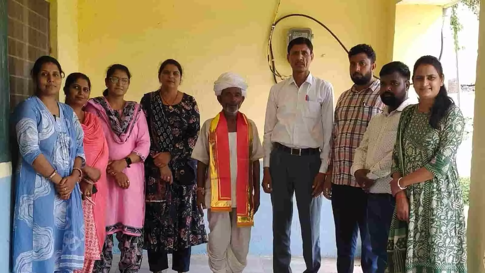 तस्वीर में स्कूल स्टाफ और एसएमसी सदस्य भामाशाह मोहनलाल गुर्जर के साथ खड़े दिखाई दे रहे हैं। तस्वीर में स्कूल स्टाफ और एसएमसी सदस्य भामाशाह मोहनलाल गुर्जर के साथ खड़े दिखाई दे रहे हैं।