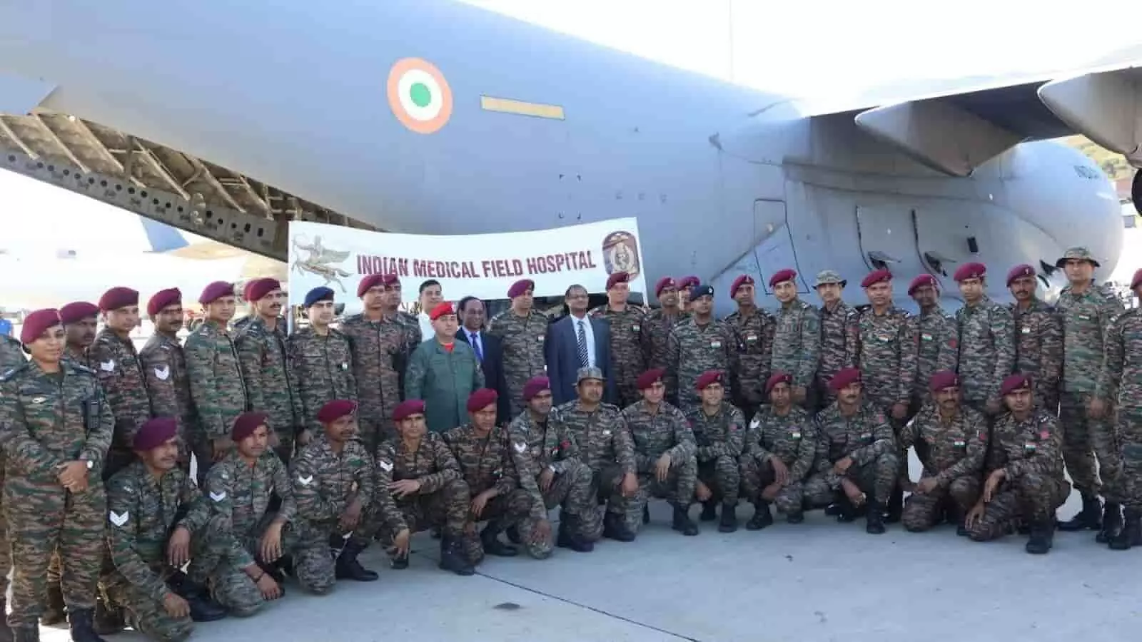 वेनेजुएला में भारतीय सेना के मेडिकल दल के जवान और अधिकारी हवाई अड्डे पर खड़े हैं। वेनेजुएला में भारतीय सेना के मेडिकल दल के जवान और अधिकारी हवाई अड्डे पर खड़े हैं।