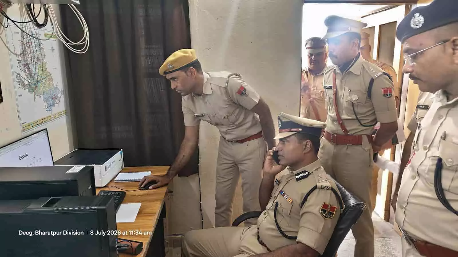 तस्वीर में डीग पुलिस लाइन कार्यालय के निरीक्षण के दौरान फोन पर बात करते एडीजीपी दिनेश एमएन और अन्य पुलिस अधिकारी।