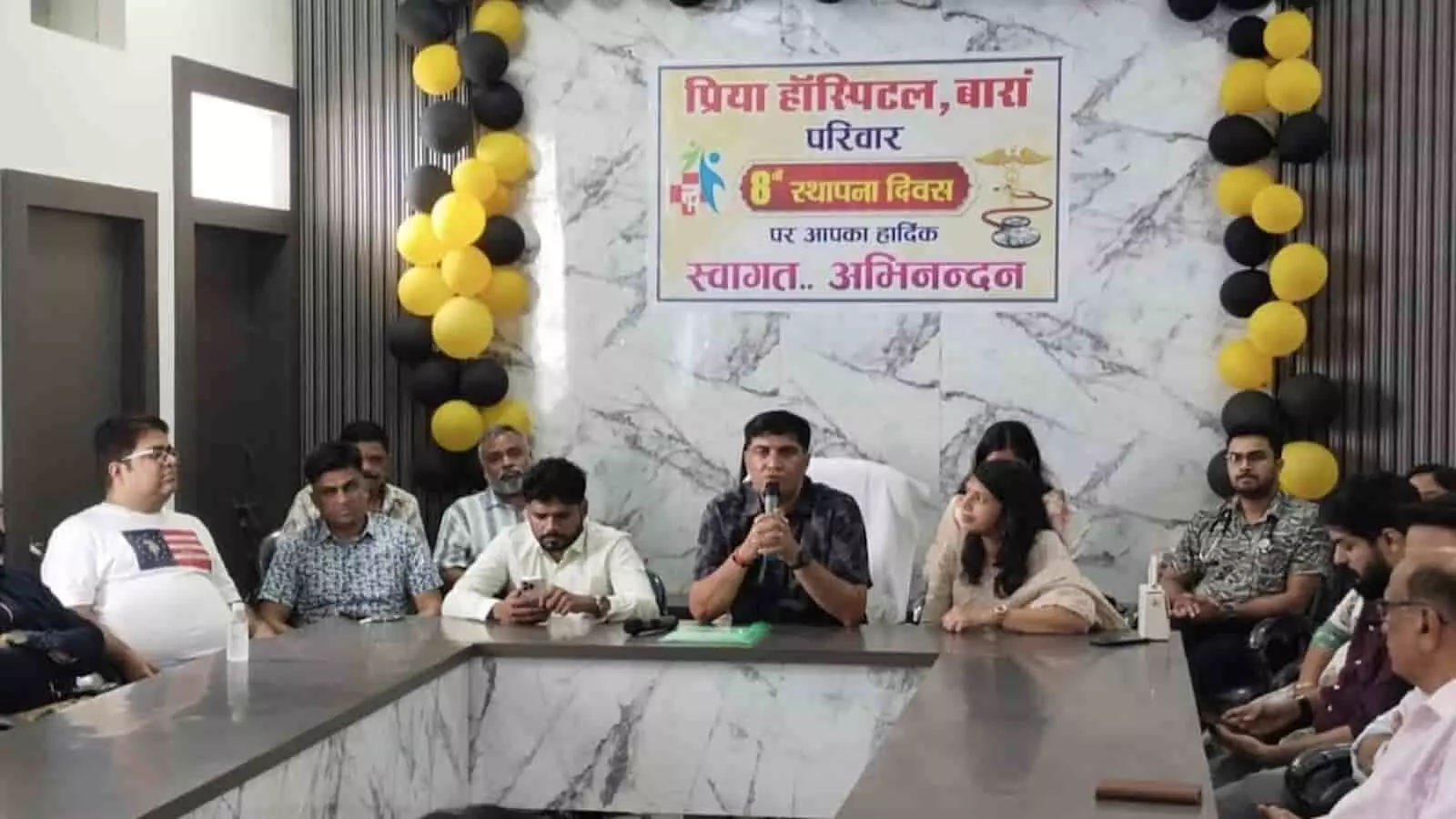 तस्वीर में प्रिया हॉस्पीटल बारां के स्थापना दिवस समारोह की पत्रकार वार्ता में बैठे पदाधिकारी दिख रहे हैं।