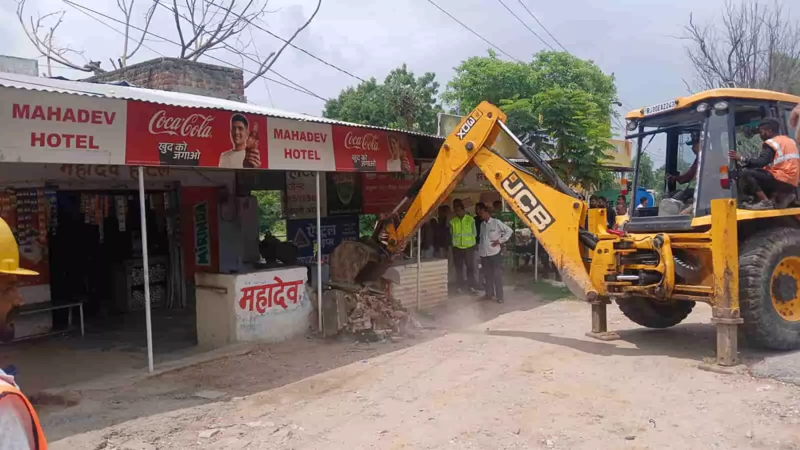 तस्वीर में राजसमंद के नाथद्वारा में जेसीबी मशीन द्वारा राष्ट्रीय राजमार्ग से अवैध अतिक्रमण हटाया जा रहा है। तस्वीर में राजसमंद के नाथद्वारा में जेसीबी मशीन द्वारा राष्ट्रीय राजमार्ग से अवैध अतिक्रमण हटाया जा रहा है।
