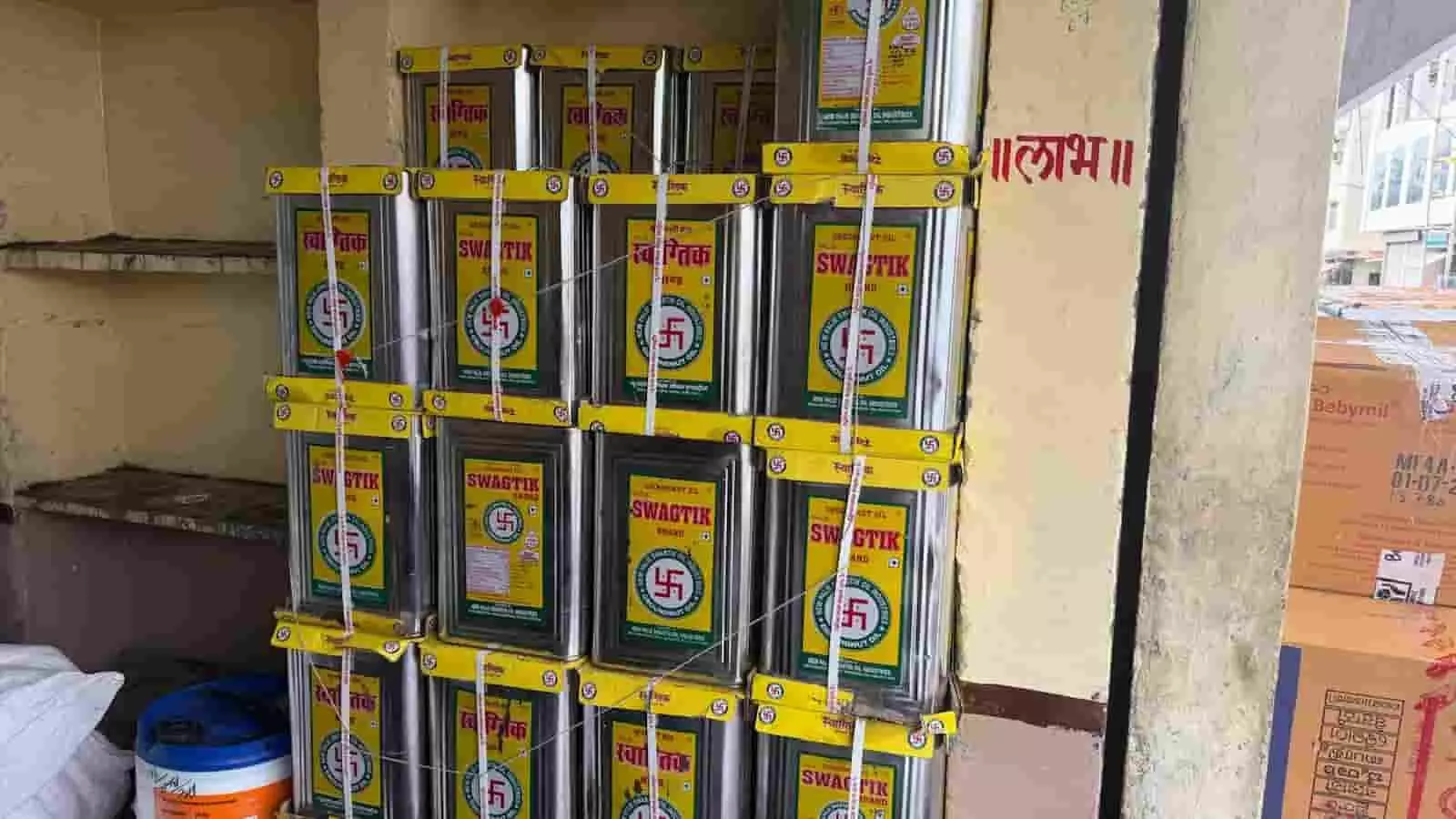 ब्यावर में खाद्य सुरक्षा विभाग द्वारा जब्त किए गए मूंगफली तेल के टिन। ब्यावर में खाद्य सुरक्षा विभाग द्वारा जब्त किए गए मूंगफली तेल के टिन।