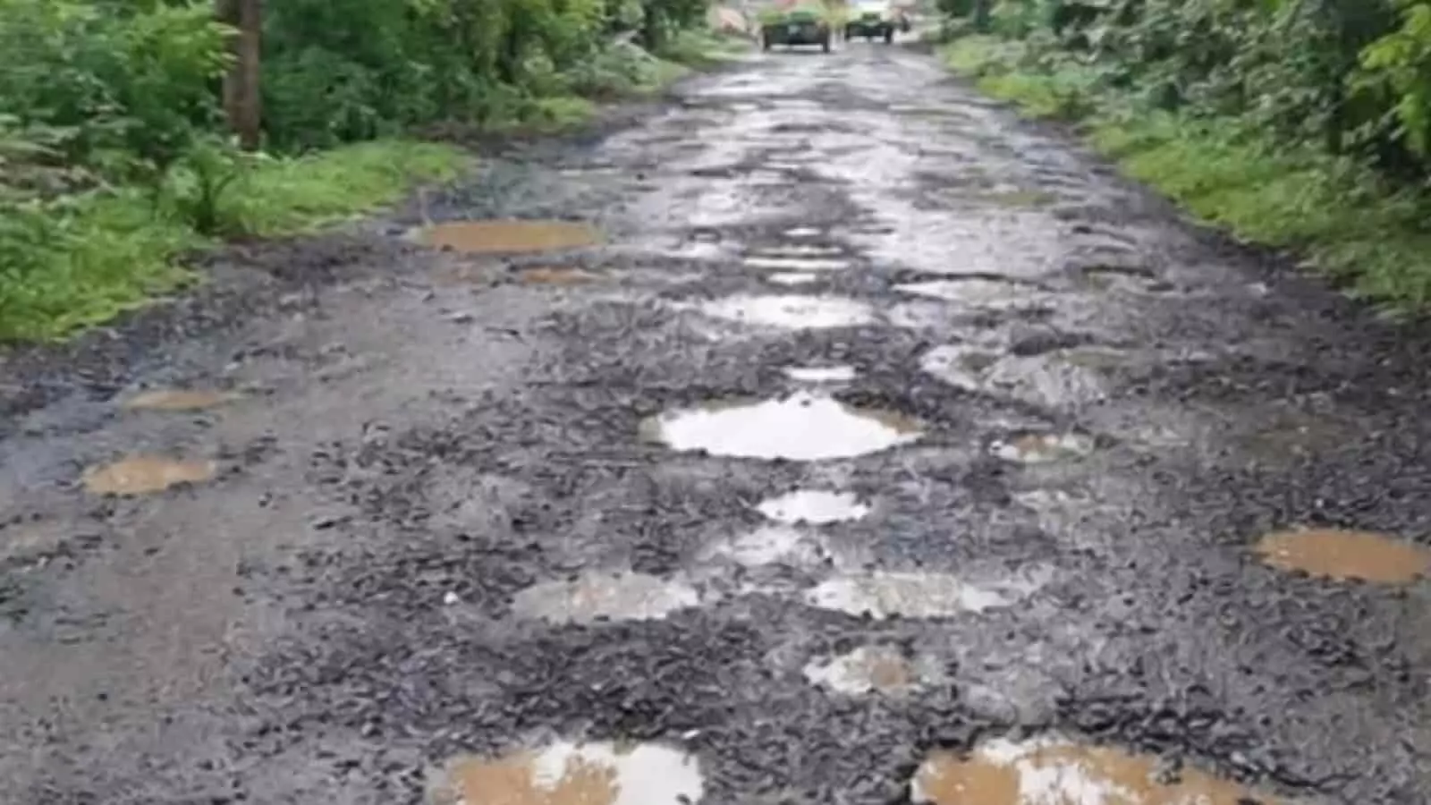 अमरावती के मोर्शी में सड़क पर गड्ढे और भरा हुआ बारिश का पानी। अमरावती के मोर्शी में सड़क पर गड्ढे और भरा हुआ बारिश का पानी।