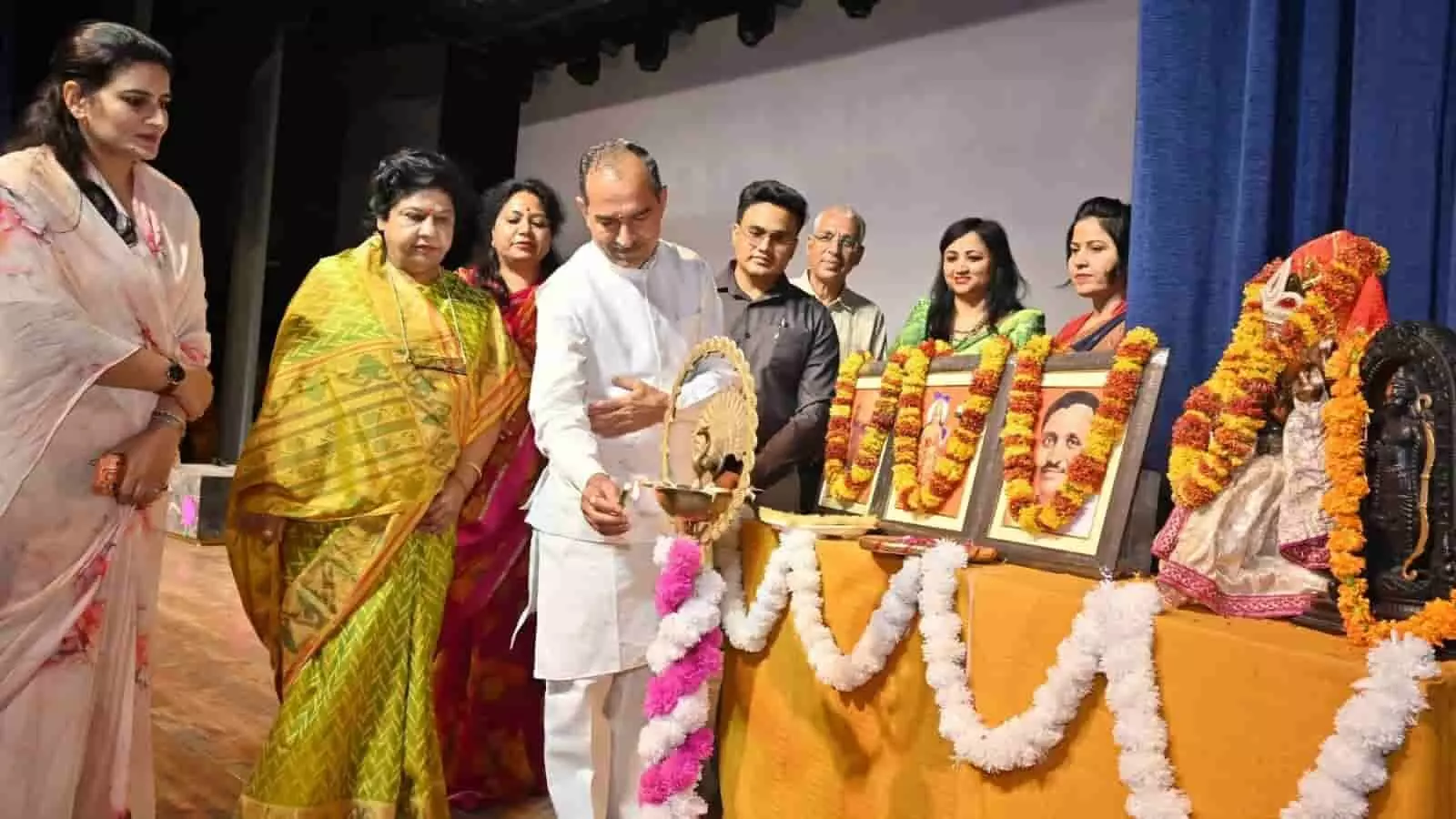 तस्वीर में मदन राठौड़ और अलका गुर्जर जयपुर के ऑडिटोरियम में दीप प्रज्वलित करते हुए। तस्वीर में मदन राठौड़ और अलका गुर्जर जयपुर के ऑडिटोरियम में दीप प्रज्वलित करते हुए।