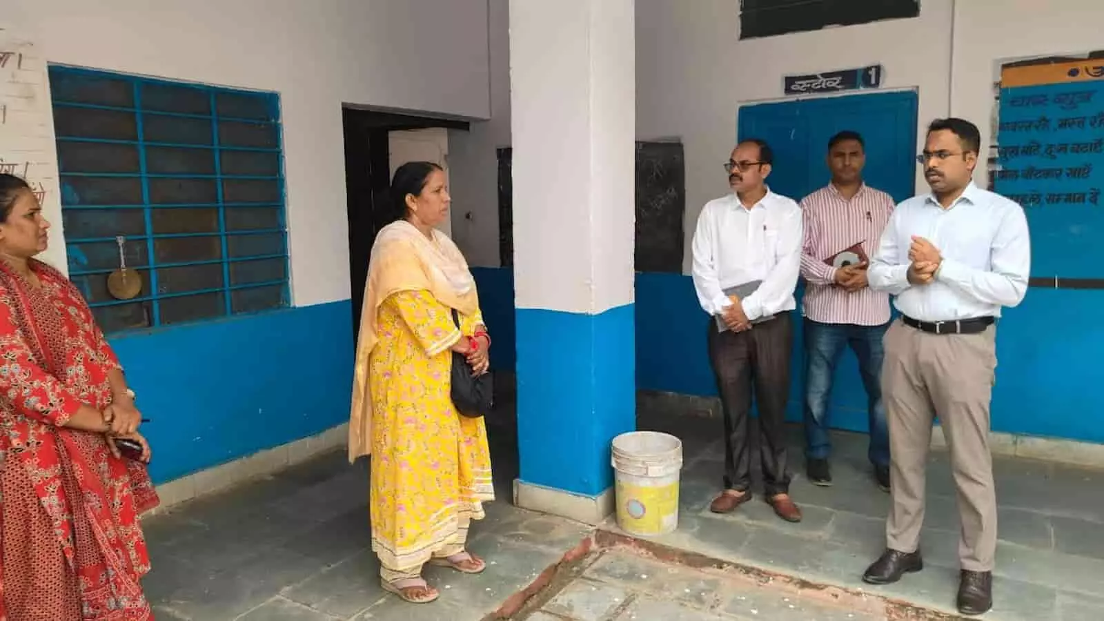 तस्वीर में खाद्य सुरक्षा अधिकारी खाद्य सामग्री का निरीक्षण करते हुए दिखाई दे रहे हैं। तस्वीर में खाद्य सुरक्षा अधिकारी खाद्य सामग्री का निरीक्षण करते हुए दिखाई दे रहे हैं।