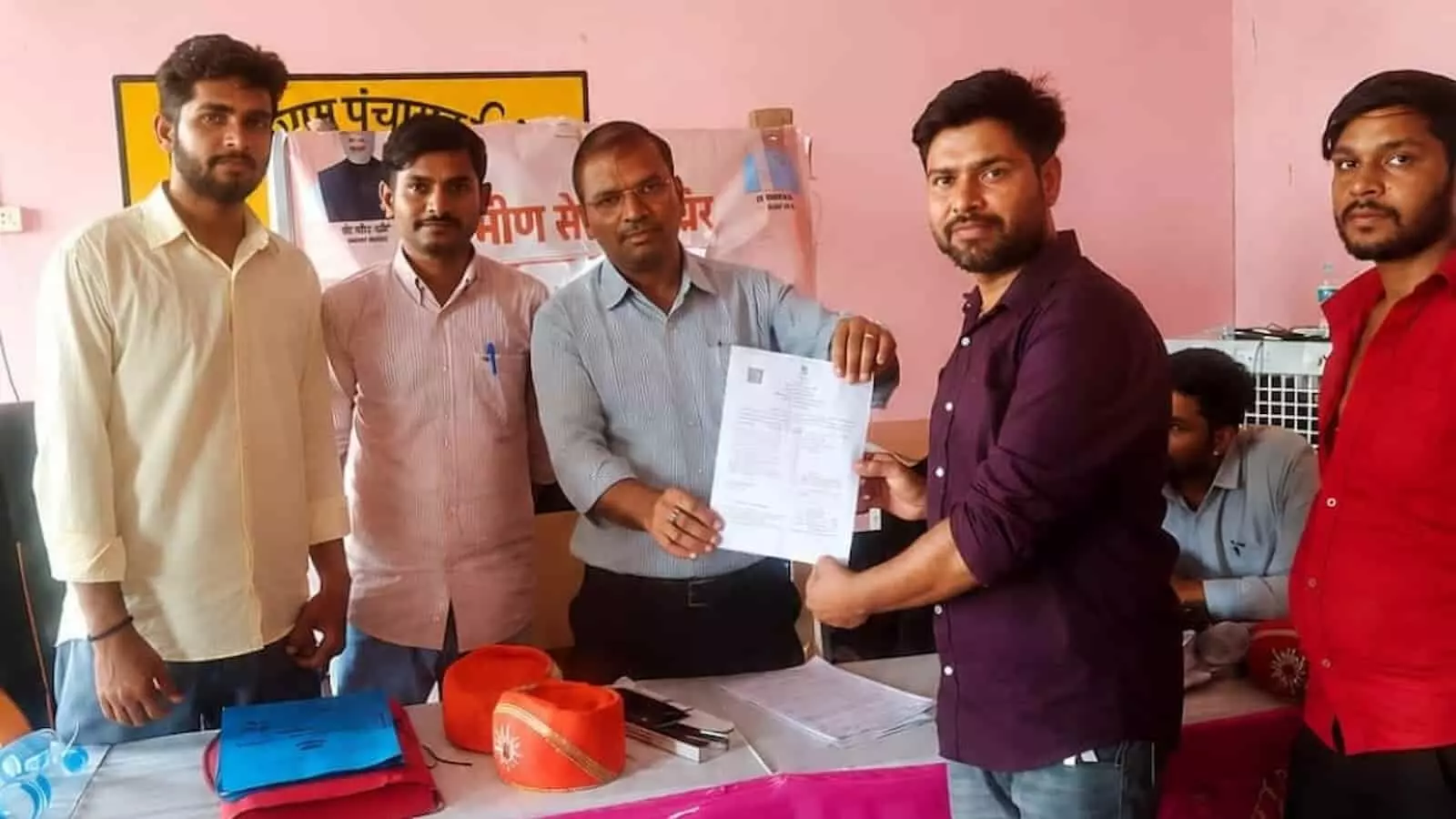 विरवा कला शिविर में अधिकारी नागरिक को सरकारी दस्तावेज सौंपते हुए नजर आ रहे हैं। विरवा कला शिविर में अधिकारी नागरिक को सरकारी दस्तावेज सौंपते हुए नजर आ रहे हैं।