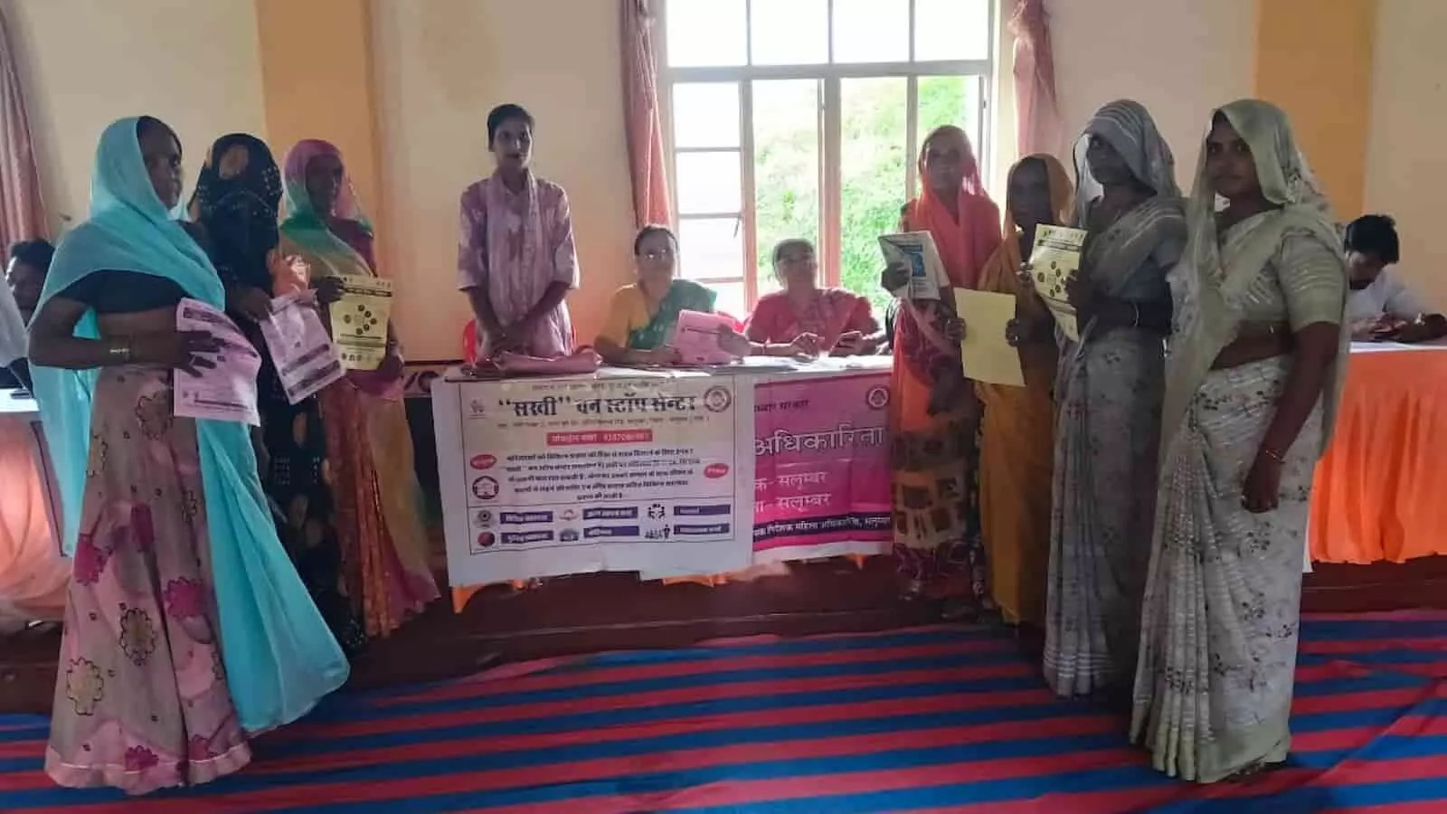सलूंबर में आयोजित ग्रामीण शिविर में महिलाएं सरकारी योजनाओं की जानकारी प्राप्त करती हुईं। सलूंबर में आयोजित ग्रामीण शिविर में महिलाएं सरकारी योजनाओं की जानकारी प्राप्त करती हुईं।