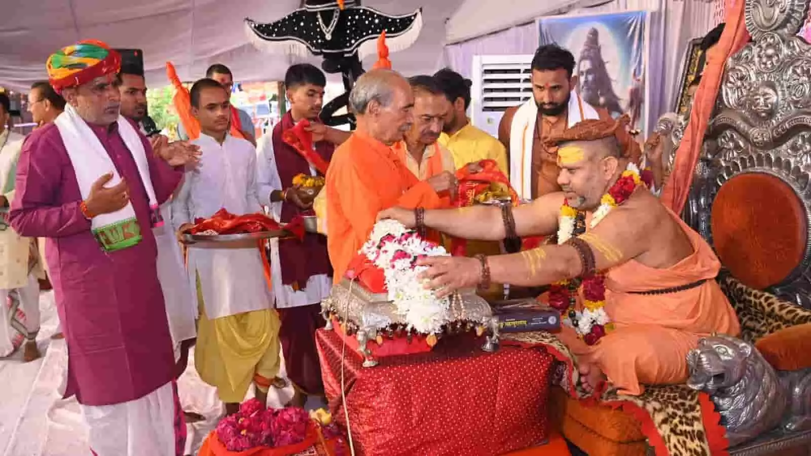 तस्वीर में धार्मिक कार्यक्रम के दौरान सिंहासन पर बैठे शंकराचार्य स्वामी ज्ञानानंद तीर्थ पूजा अनुष्ठान करते हुए। तस्वीर में धार्मिक कार्यक्रम के दौरान सिंहासन पर बैठे शंकराचार्य स्वामी ज्ञानानंद तीर्थ पूजा अनुष्ठान करते हुए।