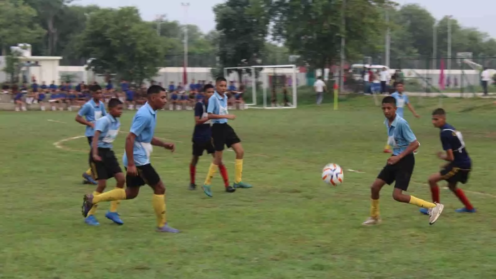 चित्तौड़गढ़ सैनिक स्कूल के मैदान में फुटबॉल मैच के दौरान गेंद के पीछे दौड़ते खिलाड़ी कैडेट्स। चित्तौड़गढ़ सैनिक स्कूल के मैदान में फुटबॉल मैच के दौरान गेंद के पीछे दौड़ते खिलाड़ी कैडेट्स।