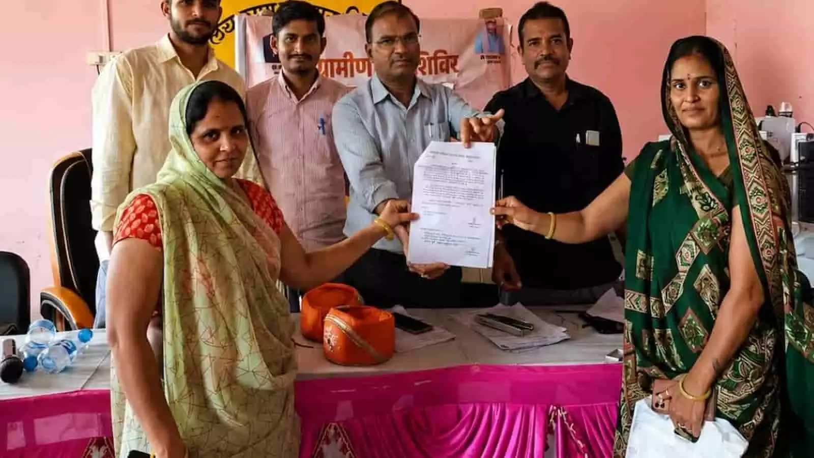 राजस्व अधिकारी झल्लारा शिविर में लाभार्थियों को भूमि बंटवारे का आदेश दे रहे हैं। राजस्व अधिकारी झल्लारा शिविर में लाभार्थियों को भूमि बंटवारे का आदेश दे रहे हैं।