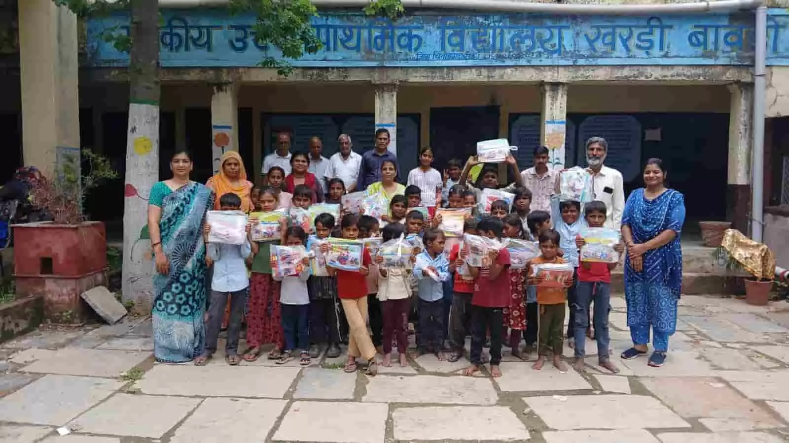 विद्यालय परिसर में महावीर इंटरनेशनल द्वारा निःशुल्क स्टेशनरी वितरण कार्यक्रम के दौरान उपस्थित बच्चे और संस्था सदस्य। विद्यालय परिसर में महावीर इंटरनेशनल द्वारा निःशुल्क स्टेशनरी वितरण कार्यक्रम के दौरान उपस्थित बच्चे और संस्था सदस्य।