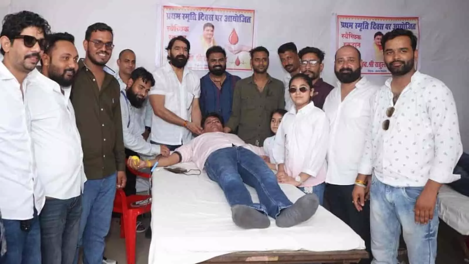 चित्तौड़गढ़ में आयोजित एक रक्तदान शिविर के दौरान बेड पर लेटकर रक्तदान करता युवक। चित्तौड़गढ़ में आयोजित एक रक्तदान शिविर के दौरान बेड पर लेटकर रक्तदान करता युवक।