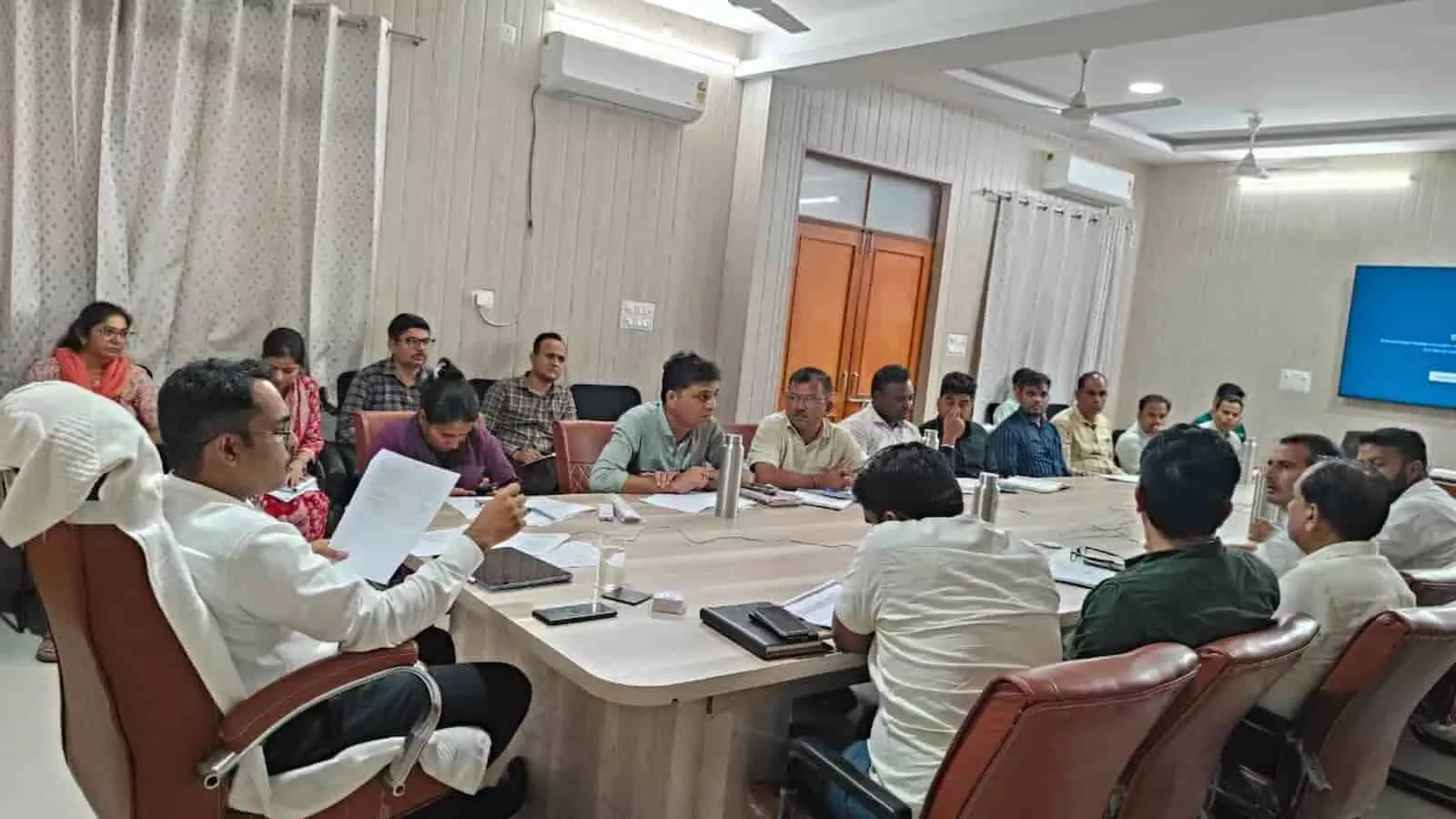 कलेक्ट्रेट सभागार में अधिकारियों के साथ समीक्षा बैठक करते जिला कलेक्टर मुहम्मद जुनैद। कलेक्ट्रेट सभागार में अधिकारियों के साथ समीक्षा बैठक करते जिला कलेक्टर मुहम्मद जुनैद।