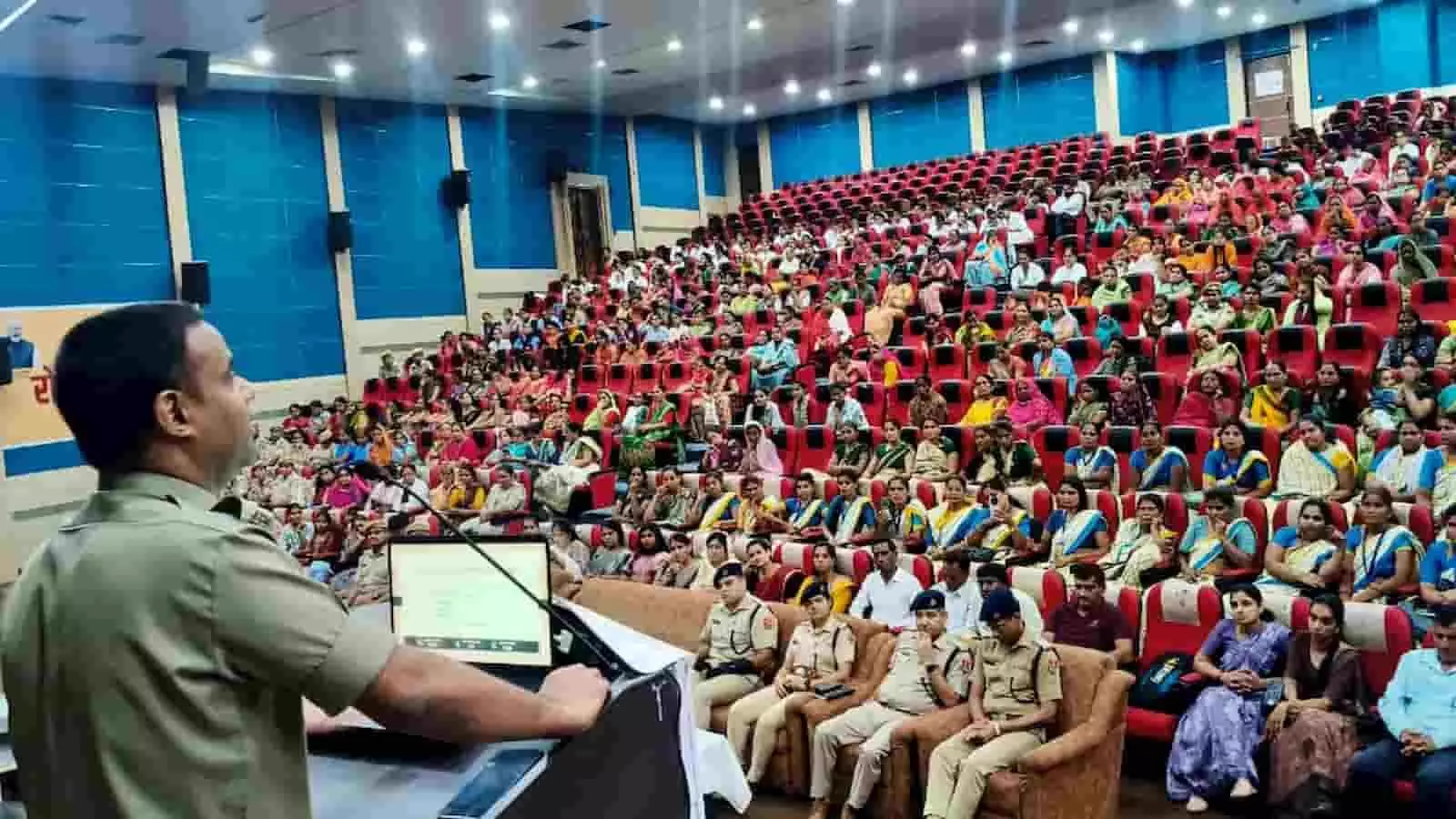 तस्वीर में पुलिस अधिकारी ऑडिटोरium में महिला सुरक्षा संकल्प अभियान के दौरान भाषण देते हुए दिख रहे हैं। तस्वीर में पुलिस अधिकारी ऑडिटोरium में महिला सुरक्षा संकल्प अभियान के दौरान भाषण देते हुए दिख रहे हैं।