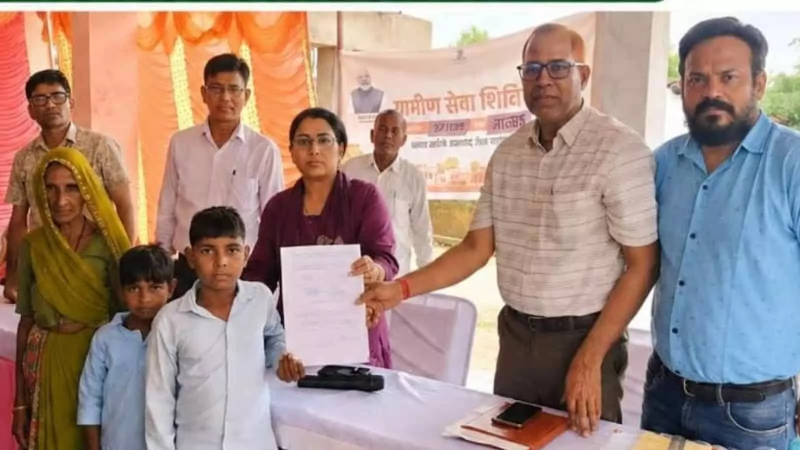 शिविर में मौजूद अधिकारी बच्चों को पालनहार योजना का आवेदन पत्र सौंप रहे हैं। शिविर में मौजूद अधिकारी बच्चों को पालनहार योजना का आवेदन पत्र सौंप रहे हैं।