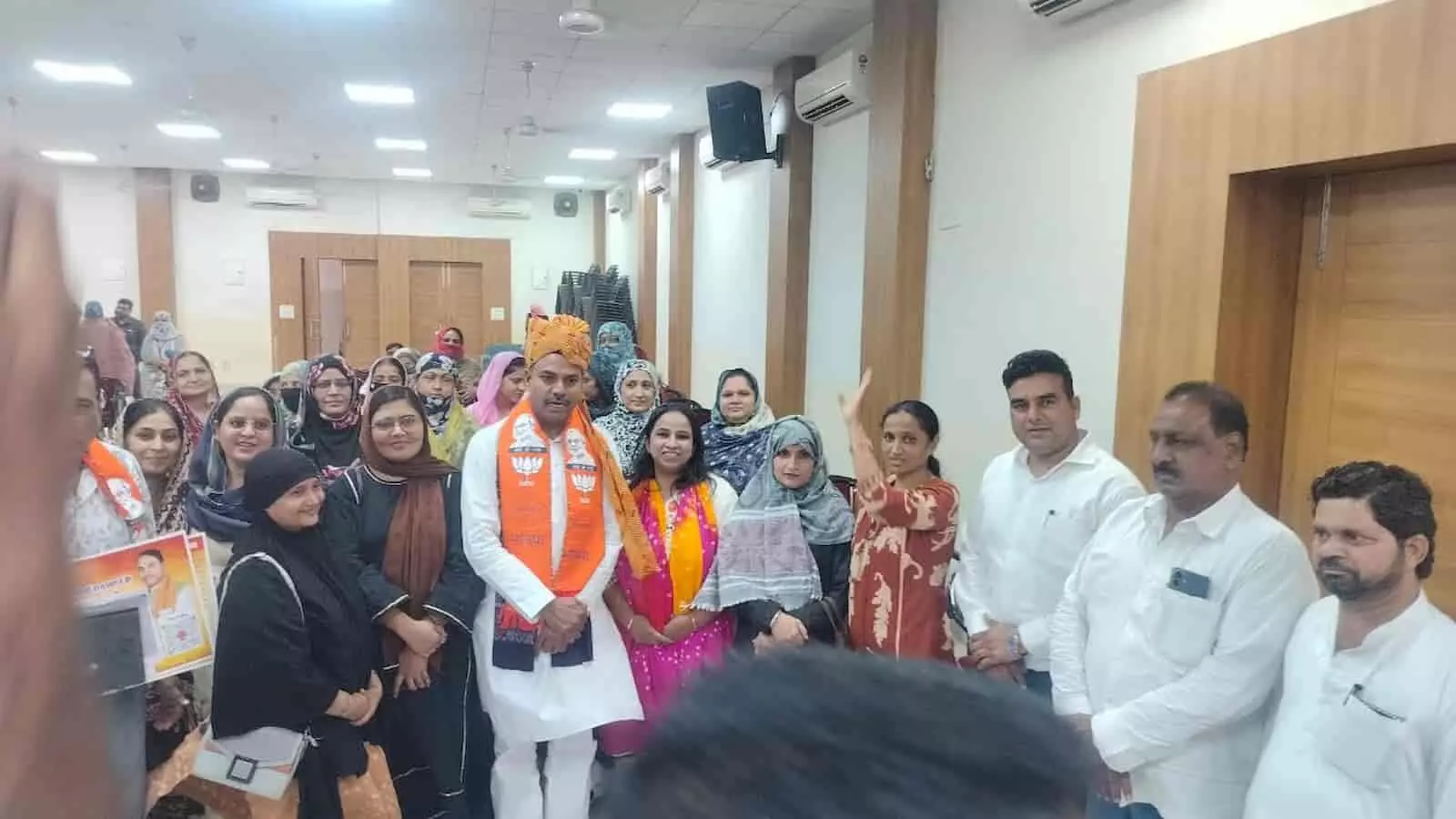 तस्वीर में जयपुर भाजपा कार्यालय में हमीद खां मेवाती को ज्ञापन सौंपते मदरसा शिक्षा अनुदेशक दिख रहे हैं। तस्वीर में जयपुर भाजपा कार्यालय में हमीद खां मेवाती को ज्ञापन सौंपते मदरसा शिक्षा अनुदेशक दिख रहे हैं।