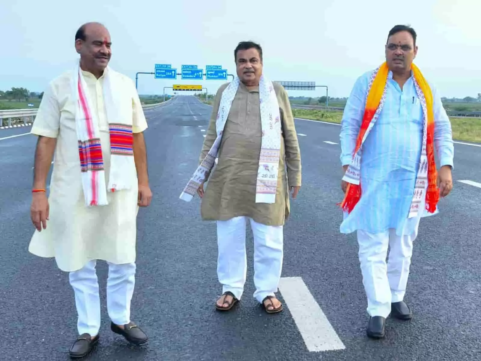 लोकसभा अध्यक्ष ओम बिरला, नितिन गडकरी और मुख्यमंत्री भजनलाल शर्मा दिल्ली-वडोदरा एक्सप्रेसवे पर पैदल चलते हुए। लोकसभा अध्यक्ष ओम बिरला, नितिन गडकरी और मुख्यमंत्री भजनलाल शर्मा दिल्ली-वडोदरा एक्सप्रेसवे पर पैदल चलते हुए।