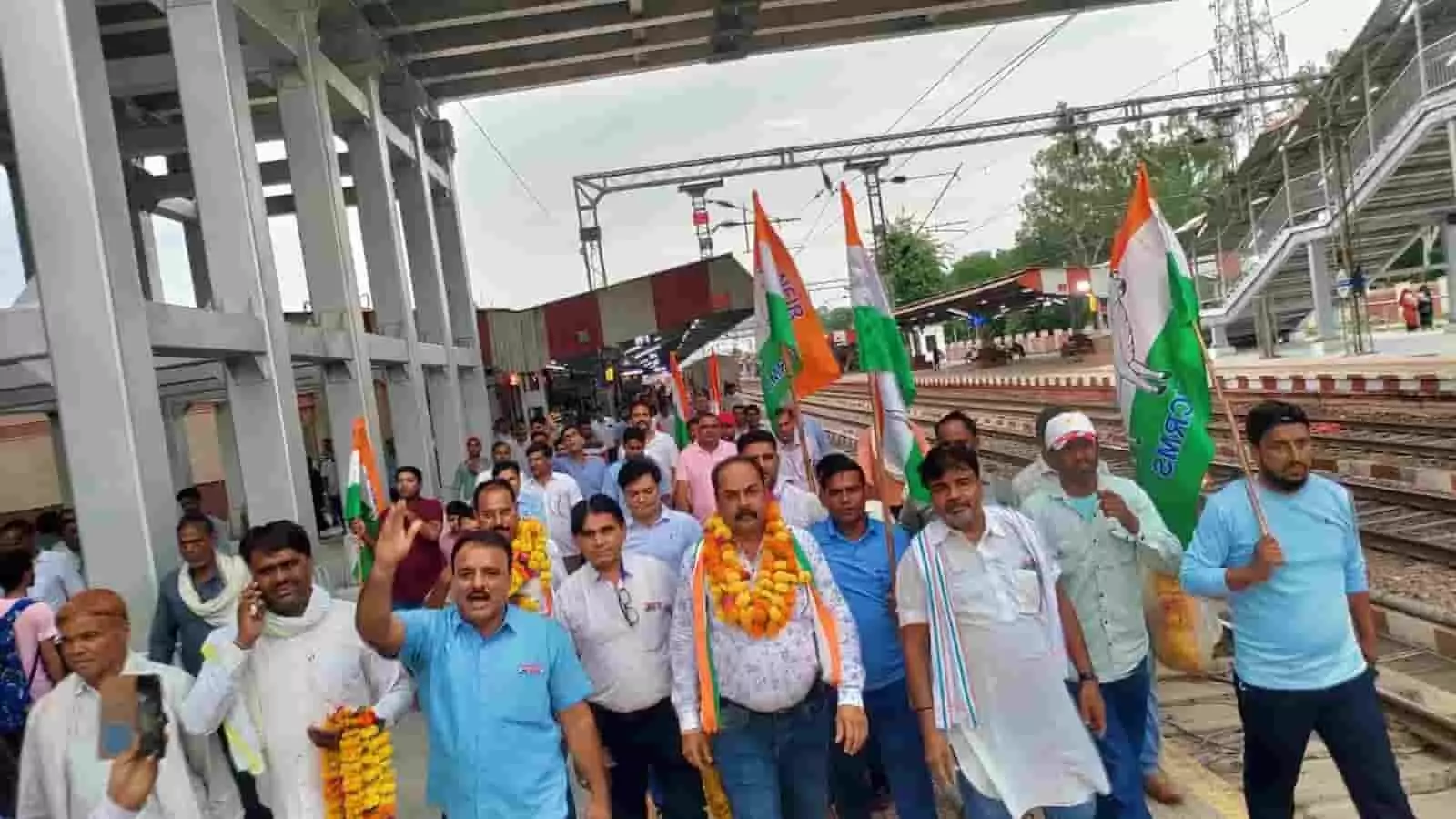 तस्वीर में गंगापुर सिटी रेलवे स्टेशन के प्लेटफॉर्म पर झंडे थामे खड़े मजदूर संघ के कार्यकर्ता। तस्वीर में गंगापुर सिटी रेलवे स्टेशन के प्लेटफॉर्म पर झंडे थामे खड़े मजदूर संघ के कार्यकर्ता।