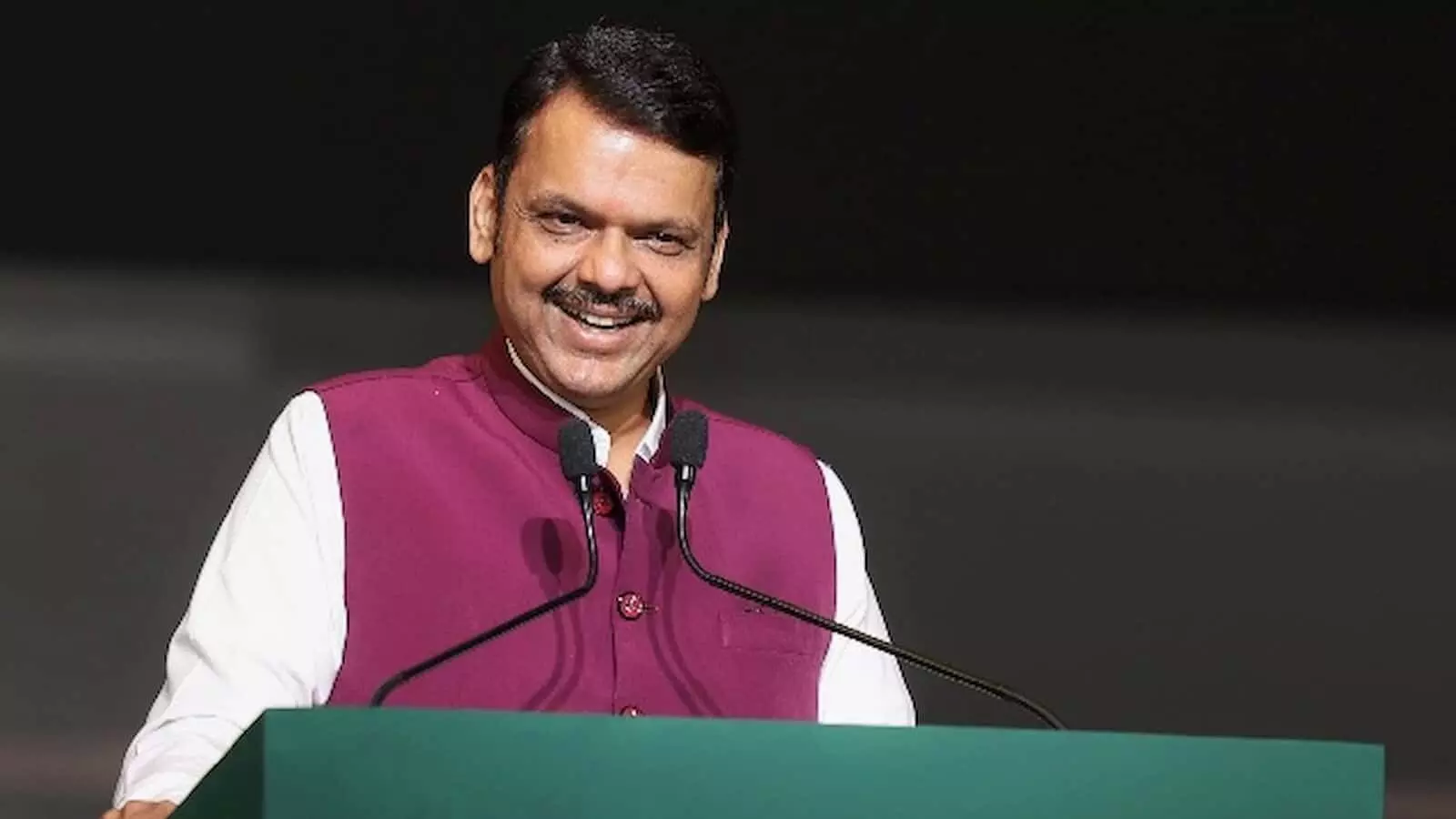 देवेंद्र फडणवीस नई दिल्ली में मंच पर खड़े होकर संबोधित करते हुए दिख रहे हैं। देवेंद्र फडणवीस नई दिल्ली में मंच पर खड़े होकर संबोधित करते हुए दिख रहे हैं।