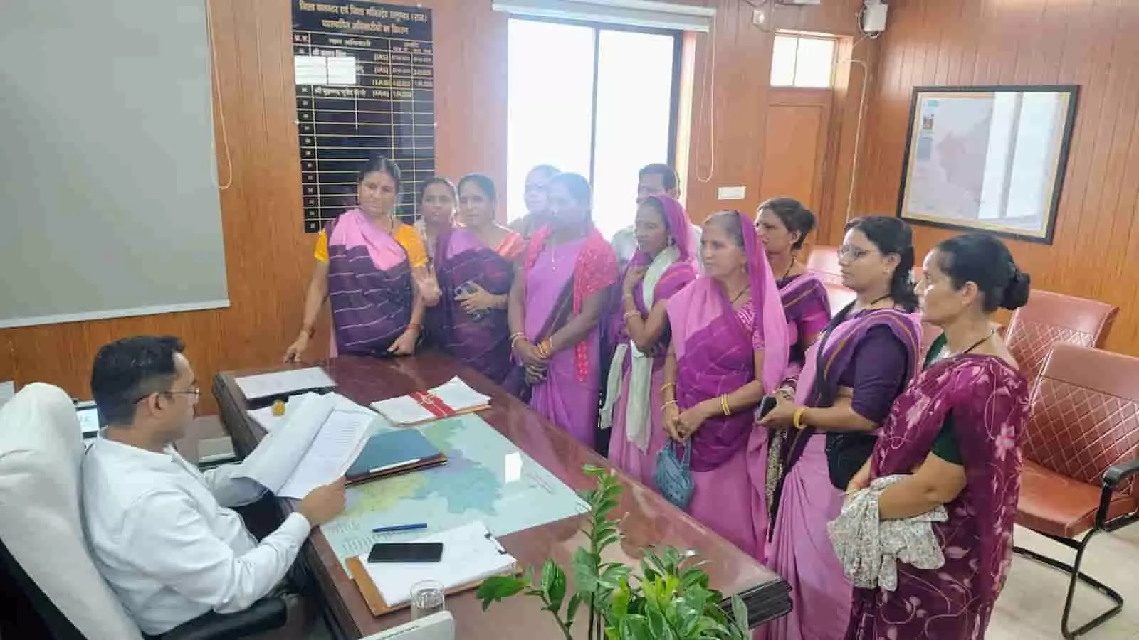 कार्यालय कक्ष में जिला कलेक्टर को ज्ञापन सौंपती हुई आंगनबाड़ी कार्यकर्ता और सहायिकाएं। कार्यालय कक्ष में जिला कलेक्टर को ज्ञापन सौंपती हुई आंगनबाड़ी कार्यकर्ता और सहायिकाएं।