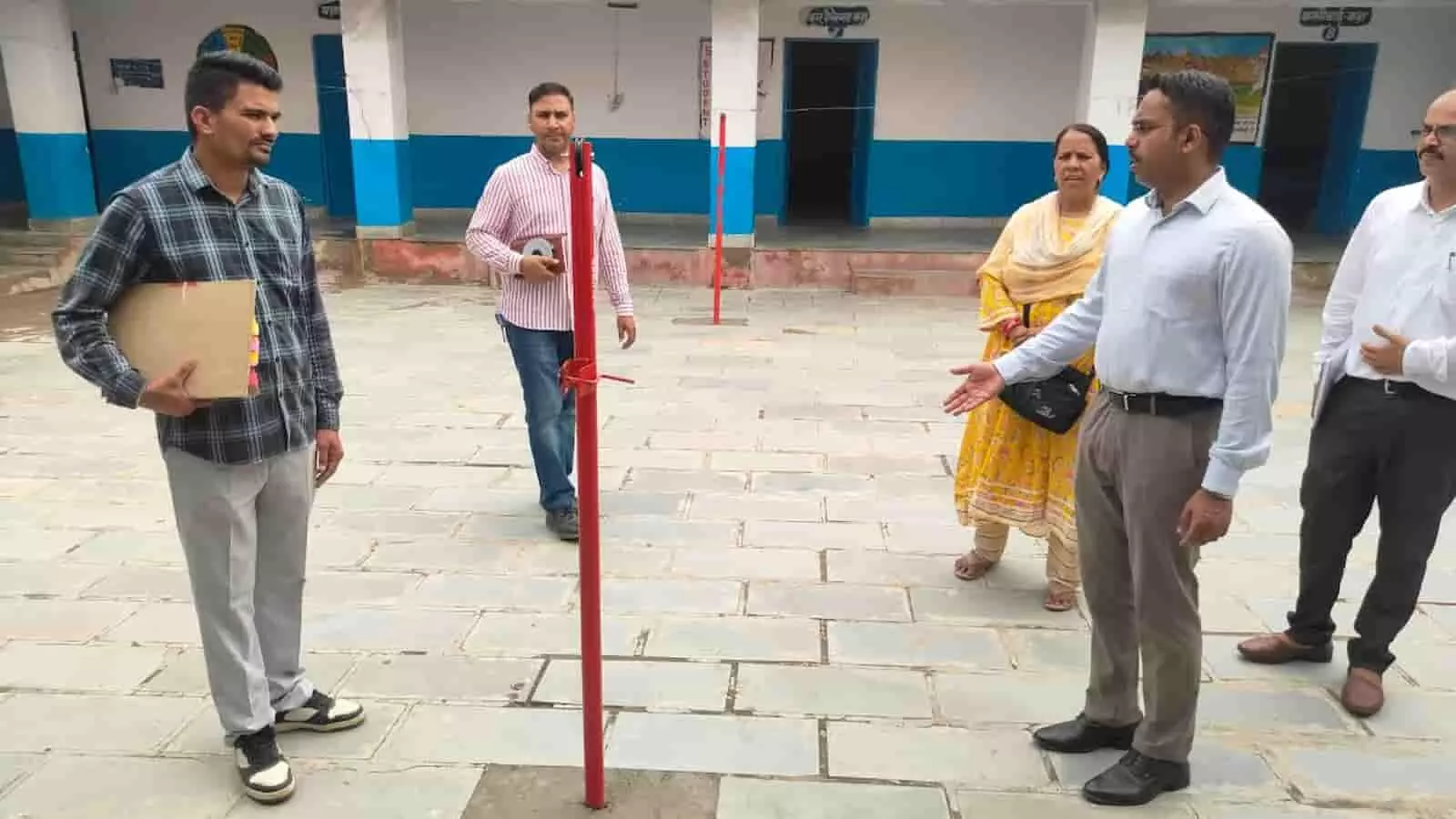 सलूम्बर में छात्रावास परिसर का निरीक्षण करते जिला कलेक्टर मुहम्मद जुनैद और अन्य अधिकारी। सलूम्बर में छात्रावास परिसर का निरीक्षण करते जिला कलेक्टर मुहम्मद जुनैद और अन्य अधिकारी।