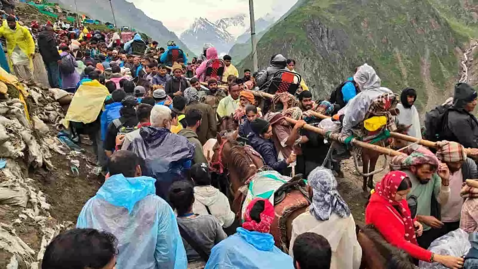 पहाड़ी रास्ते पर चलते हुए श्रद्धालु जो अमरनाथ यात्रा के मार्ग पर दिख रहे हैं। पहाड़ी रास्ते पर चलते हुए श्रद्धालु जो अमरनाथ यात्रा के मार्ग पर दिख रहे हैं।