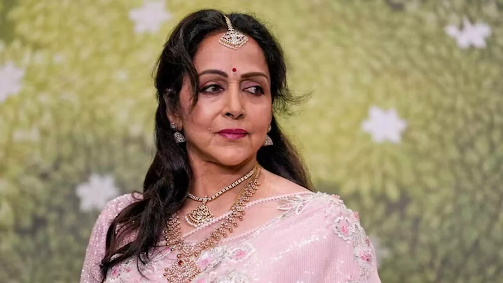 हल्के गुलाबी रंग की साड़ी पहने दिग्गज अभिनेत्री हेमा मालिनी एक कार्यक्रम में नजर आ रही हैं। हल्के गुलाबी रंग की साड़ी पहने दिग्गज अभिनेत्री हेमा मालिनी एक कार्यक्रम में नजर आ रही हैं।