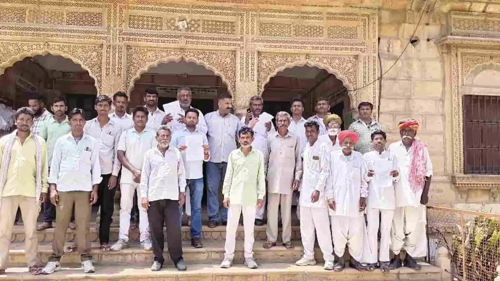 जैसलमेर में निंबा गांव के ग्रामीण जिला कलेक्टर कार्यालय के बाहर प्रदर्शन करते हुए। जैसलमेर में निंबा गांव के ग्रामीण जिला कलेक्टर कार्यालय के बाहर प्रदर्शन करते हुए।