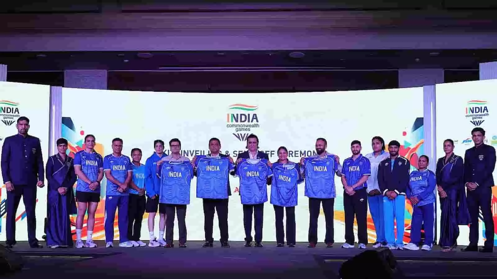 विदाई समारोह में नई आधिकारिक किट के साथ भारतीय एथलीट और अधिकारी मंच पर खड़े हैं। विदाई समारोह में नई आधिकारिक किट के साथ भारतीय एथलीट और अधिकारी मंच पर खड़े हैं।