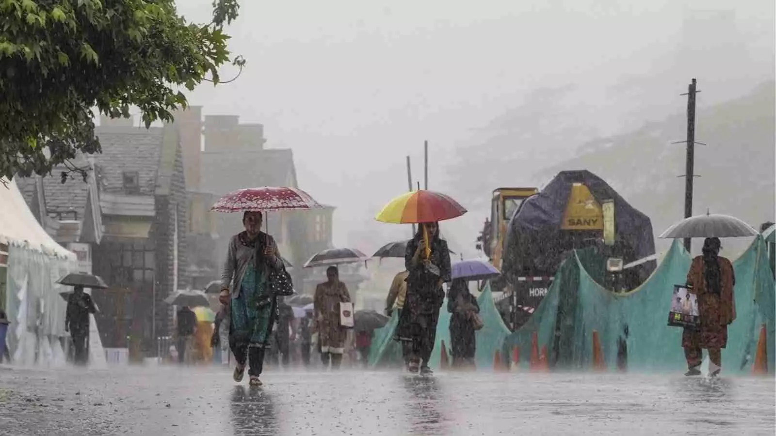 बारिश में छाता लेकर चलते लोग और खराब मौसम का दृश्य उत्तर भारत में।
