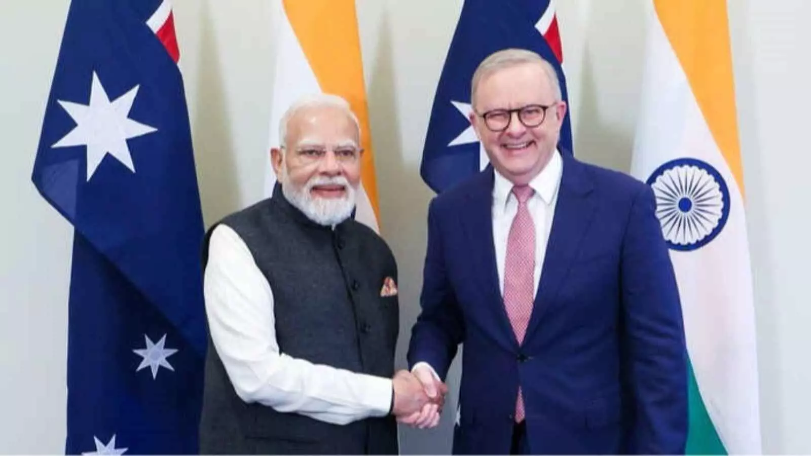 प्रधानमंत्री नरेंद्र मोदी और एंथनी अल्बनीज मेलबर्न में सीईओ फोरम के दौरान हाथ मिलाते हुए। प्रधानमंत्री नरेंद्र मोदी और एंथनी अल्बनीज मेलबर्न में सीईओ फोरम के दौरान हाथ मिलाते हुए।