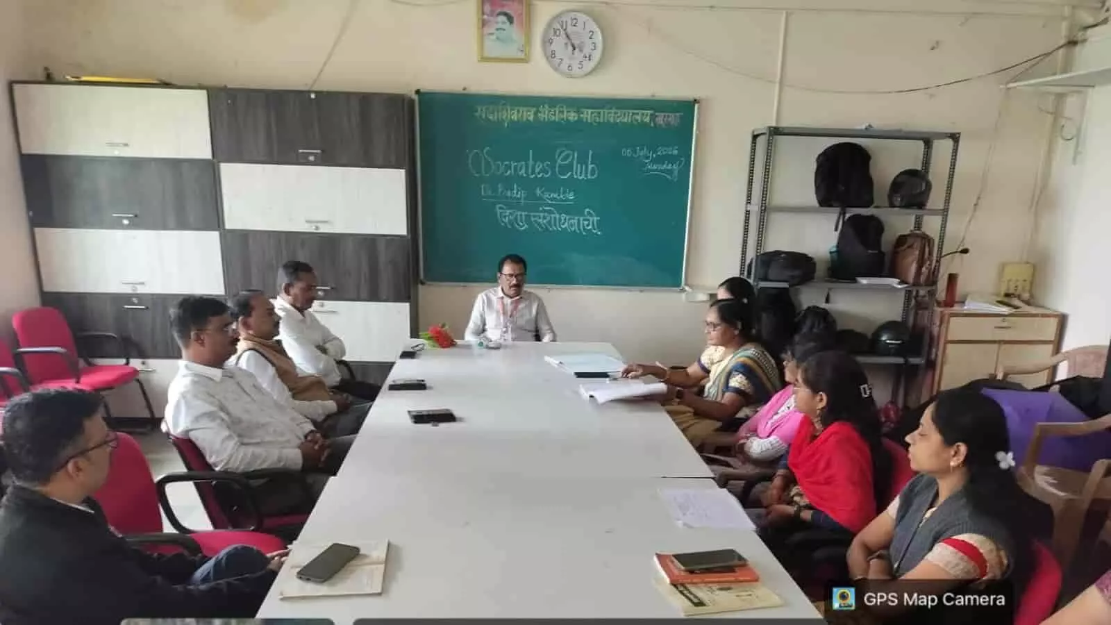 बैठक कक्ष में मेज के चारों ओर चर्चा करते लोग मुरगुड के महाविद्यालय में व्याख्यान के संदर्भ में। बैठक कक्ष में मेज के चारों ओर चर्चा करते लोग मुरगुड के महाविद्यालय में व्याख्यान के संदर्भ में।