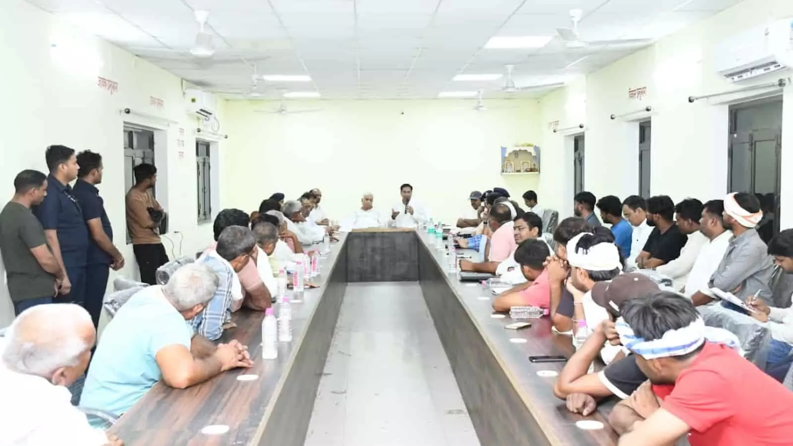 तस्वीर में बैठक कक्ष में डॉ. किरोड़ी लाल मीणा, अधिकारी और किसान चर्चा करते दिखाई दे रहे हैं। तस्वीर में बैठक कक्ष में डॉ. किरोड़ी लाल मीणा, अधिकारी और किसान चर्चा करते दिखाई दे रहे हैं।