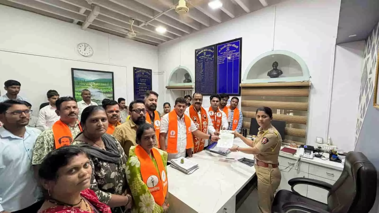 कोल्हापुर में डीवायएसपी प्रिया पाटील को जिमों में अवैध स्टेरॉयड बिक्री के खिलाफ ज्ञापन सौंपते शिवसेना पदाधिकारी। कोल्हापुर में डीवायएसपी प्रिया पाटील को जिमों में अवैध स्टेरॉयड बिक्री के खिलाफ ज्ञापन सौंपते शिवसेना पदाधिकारी।