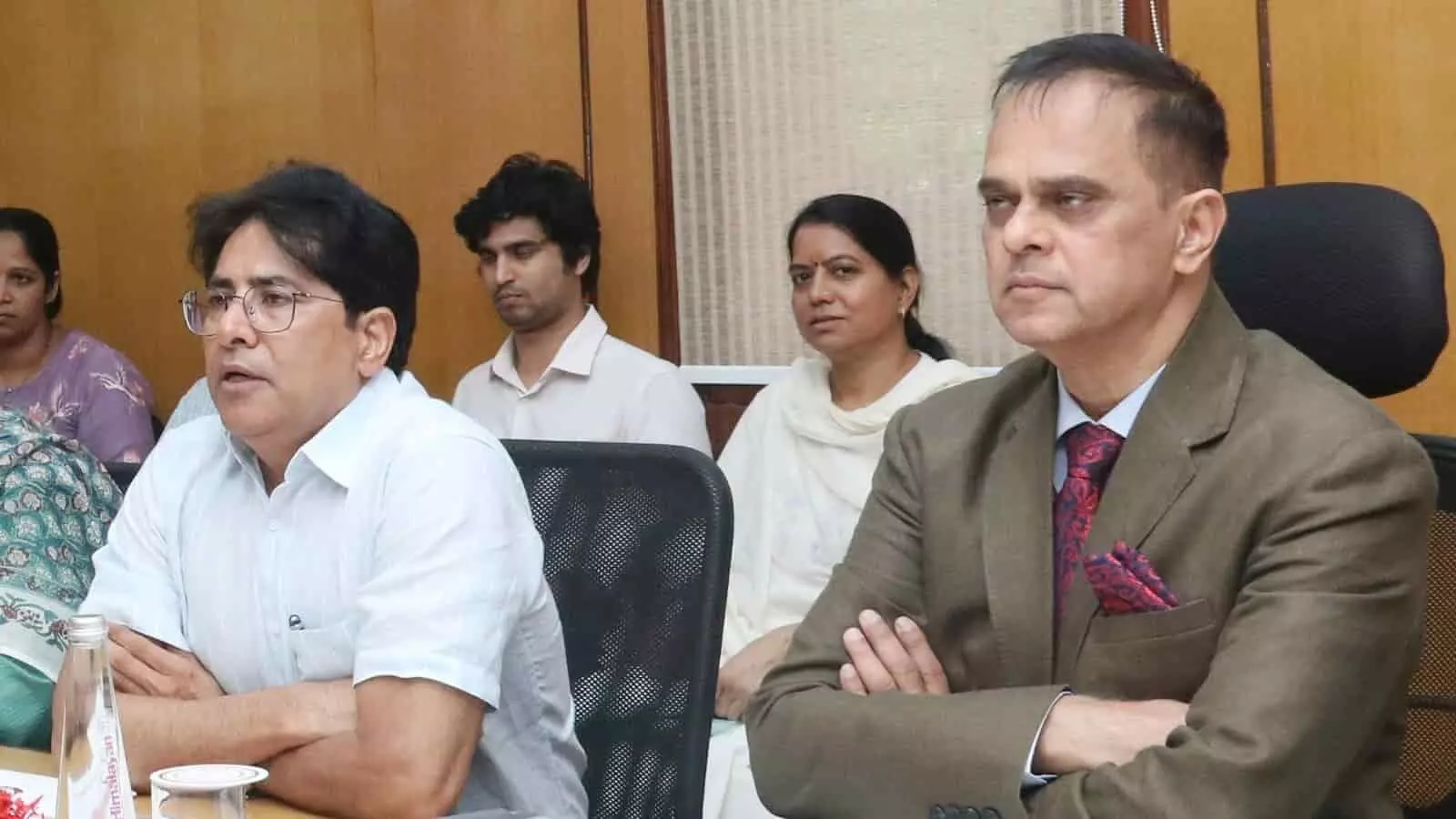तस्वीर में समीक्षा बैठक के दौरान राजेश यादव और वी. श्रीनिवास शासन सचिवालय में बैठे दिखाई दे रहे हैं। तस्वीर में समीक्षा बैठक के दौरान राजेश यादव और वी. श्रीनिवास शासन सचिवालय में बैठे दिखाई दे रहे हैं।