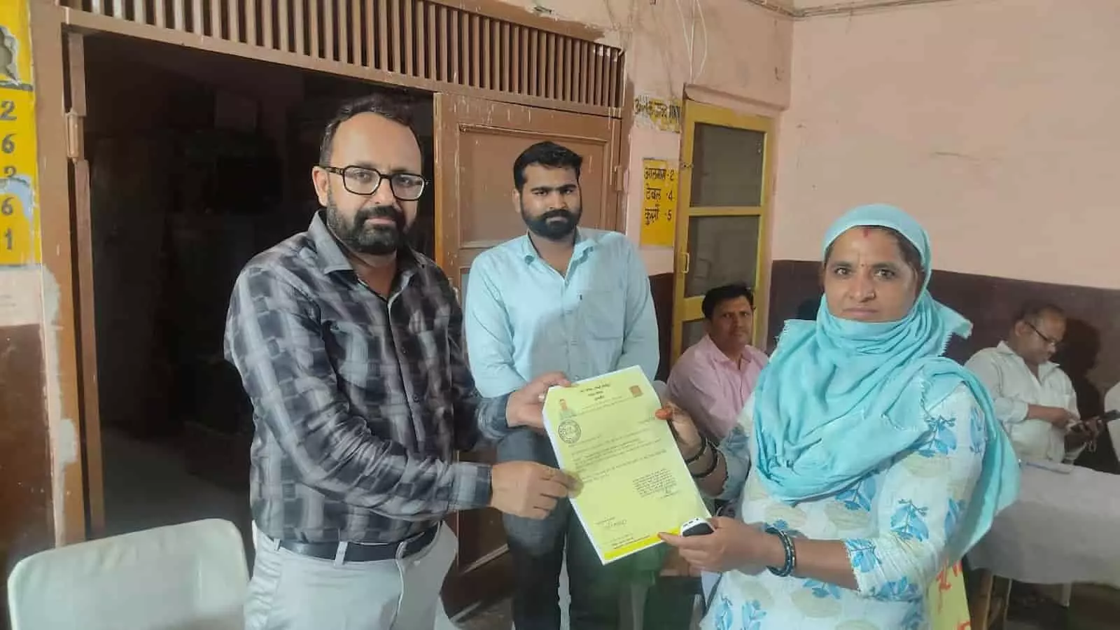 तस्वीर में नगर परिषद आयुक्त दलीप पूनिया अनीता मीना को नगर परिषद परिसर में दस्तावेज सौंपते हुए दिख रहे हैं। तस्वीर में नगर परिषद आयुक्त दलीप पूनिया अनीता मीना को नगर परिषद परिसर में दस्तावेज सौंपते हुए दिख रहे हैं।