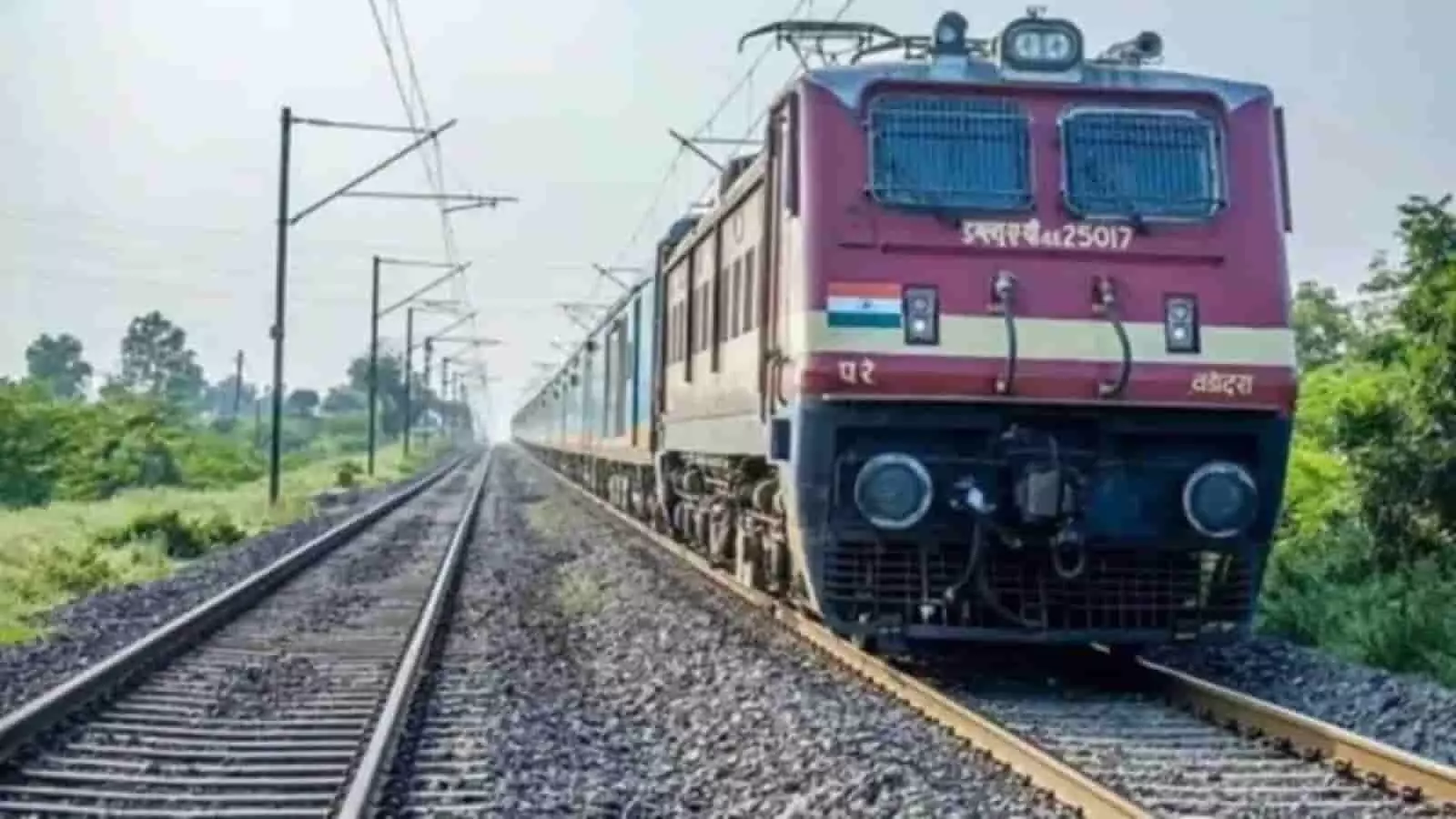 पटरियों पर खड़ी भारतीय रेलवे की ट्रेन का दृश्य जो यात्रा के लिए है। पटरियों पर खड़ी भारतीय रेलवे की ट्रेन का दृश्य जो यात्रा के लिए है।