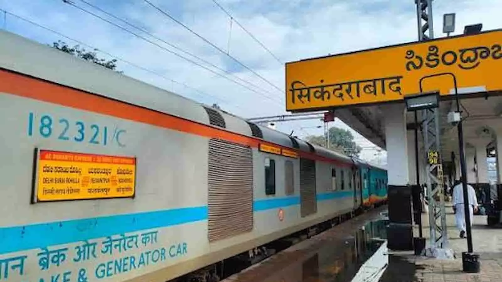 सिकंदराबाद रेलवे स्टेशन पर प्लेटफॉर्म के किनारे खड़ी एक यात्री ट्रेन दिखाई दे रही है। सिकंदराबाद रेलवे स्टेशन पर प्लेटफॉर्म के किनारे खड़ी एक यात्री ट्रेन दिखाई दे रही है।
